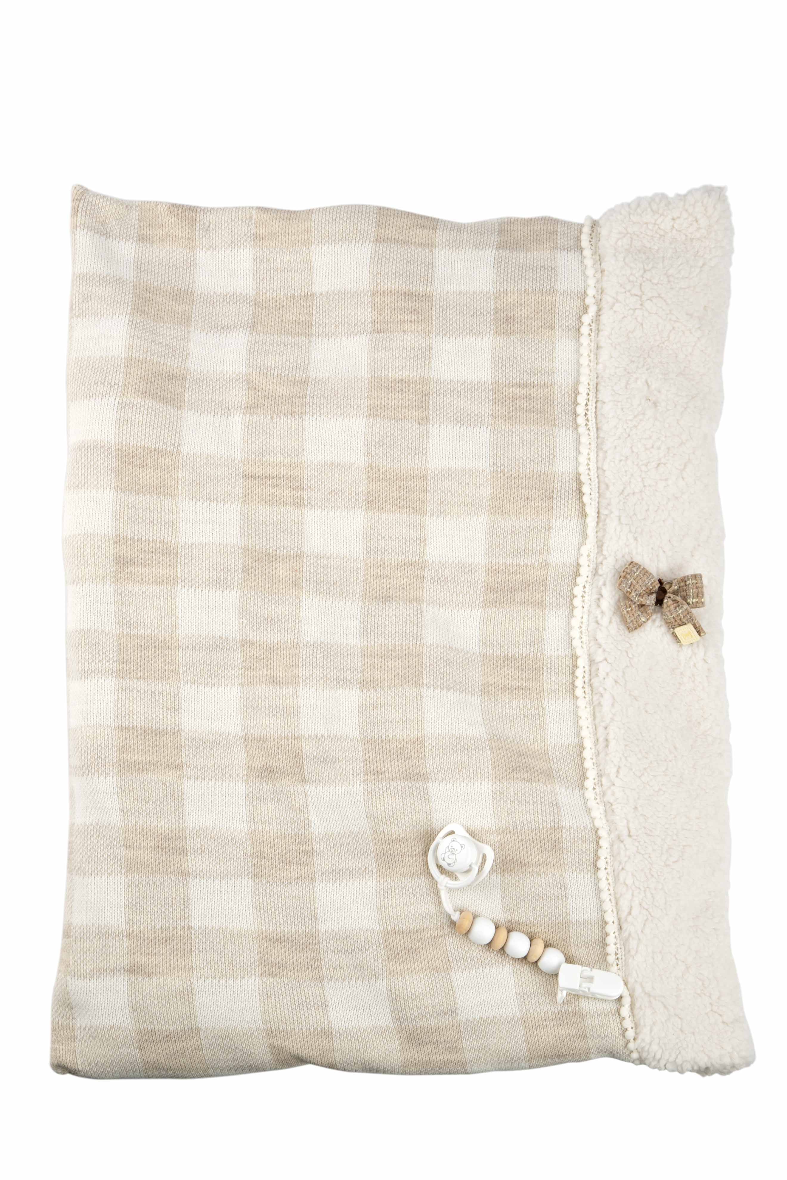 Cojín nido reversible con estampado clásico de cuadros beige y blanco para bebés Reborn de la marca Arias.
