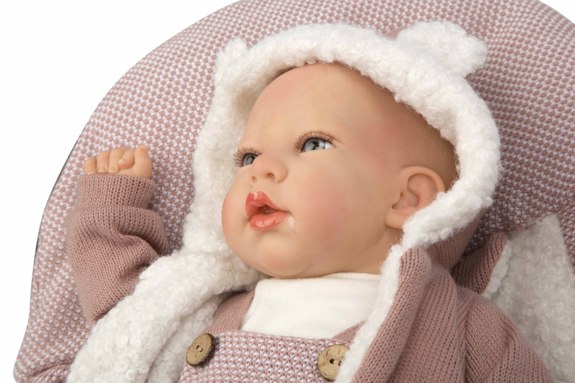 Primer plano detallado del rostro y la dulce mirada de la muñeca Reborn realista Gadea de Muñecas Arias, juguetes que si aportan valor.