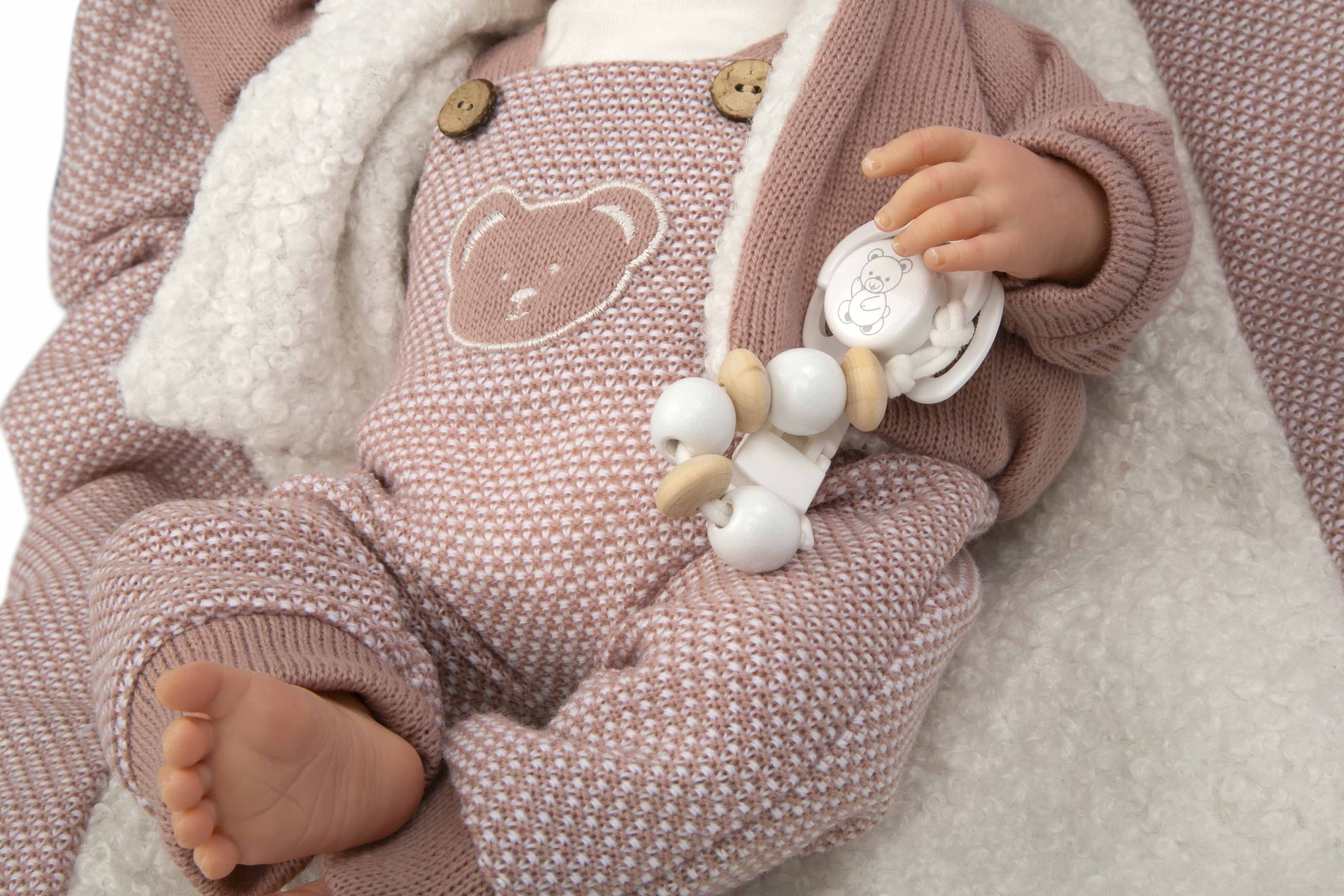 Detalle realista de los pies y arrugas de recién nacido del bebé Reborn Gadea de Muñecas Arias con patucos artesanales.