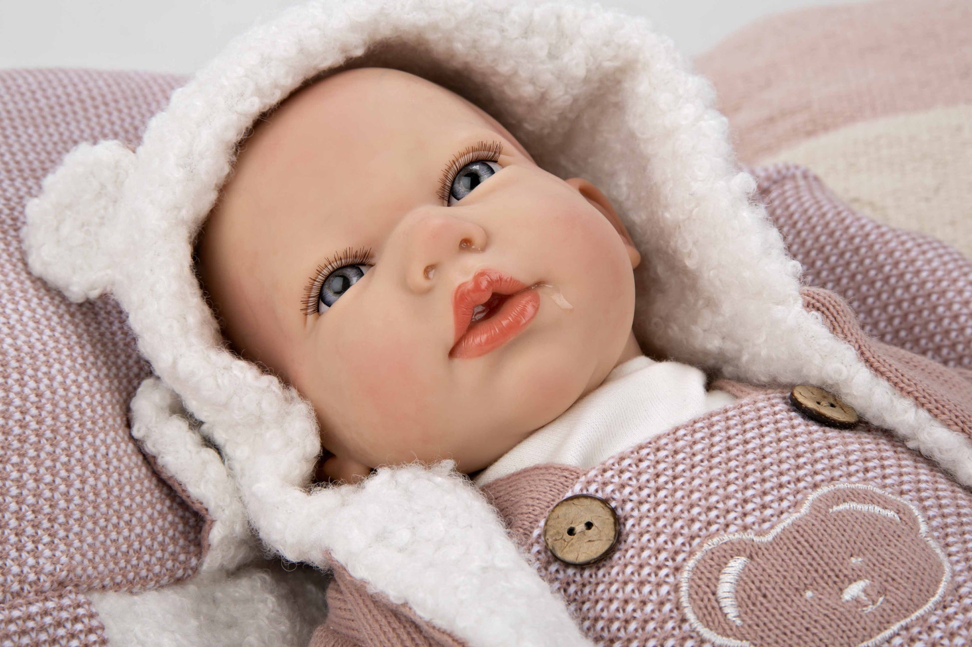 Muñeca Reborn Gadea Rosa presentada con todos sus accesorios en la caja oficial expositora de Arias, un diseño donde cada juguete tiene un proposito.
