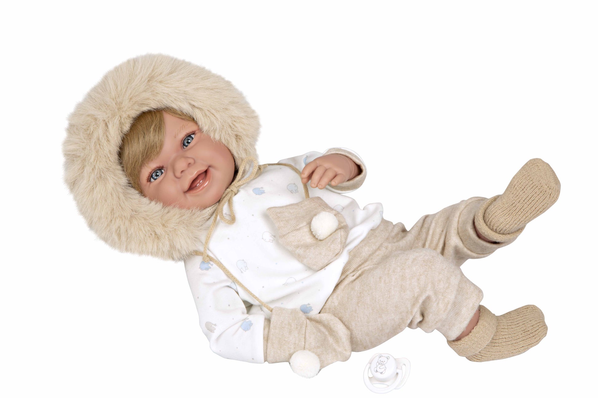 Muñeca con peso realista Zoe de Muñecas Arias recostada luciendo su conjunto de invierno de alta costura.