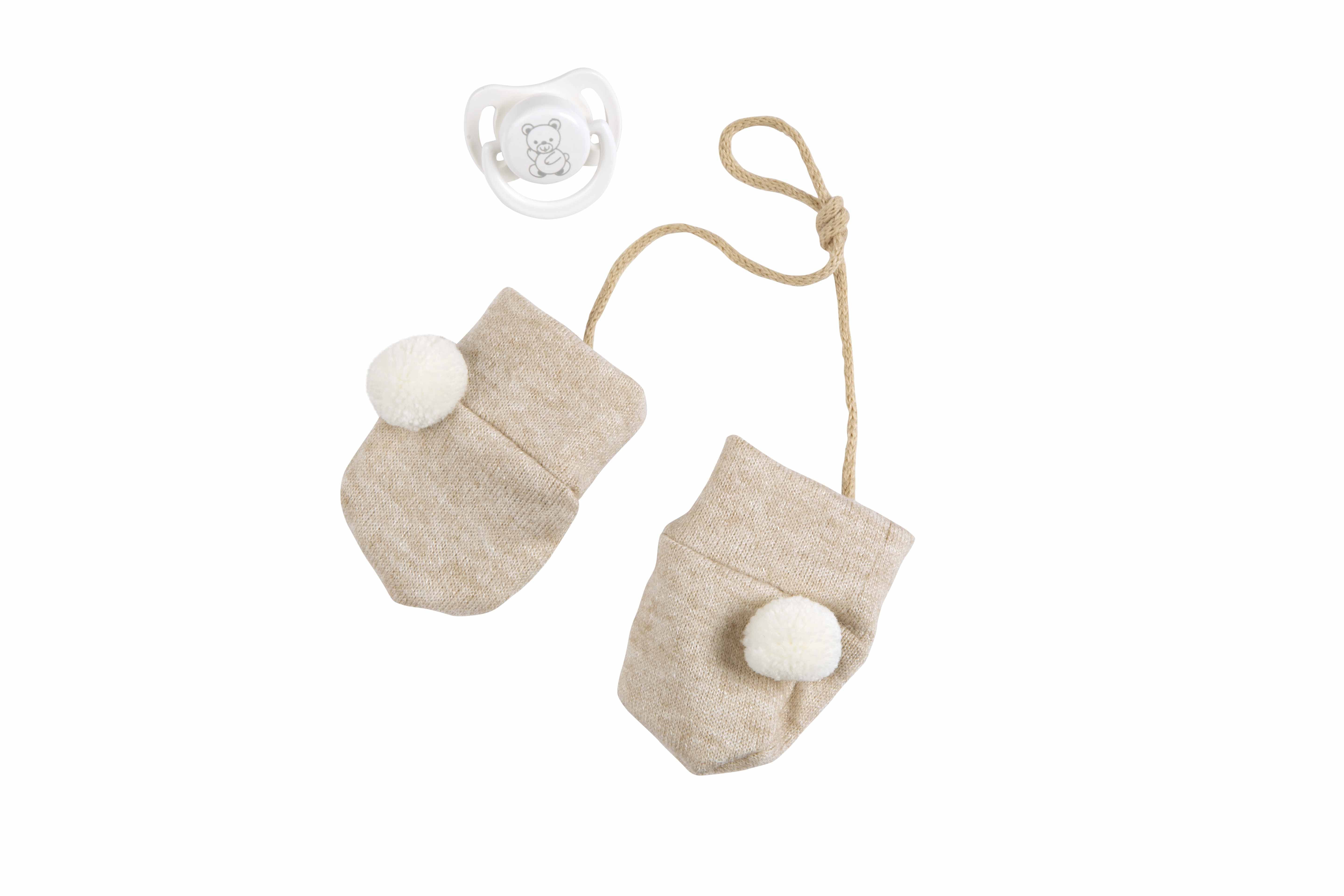 Primer plano de las manos de la muñeca Zoe de Arias con sus manoplas beige de punto, garantizando un desarrollo real sin pantalla.