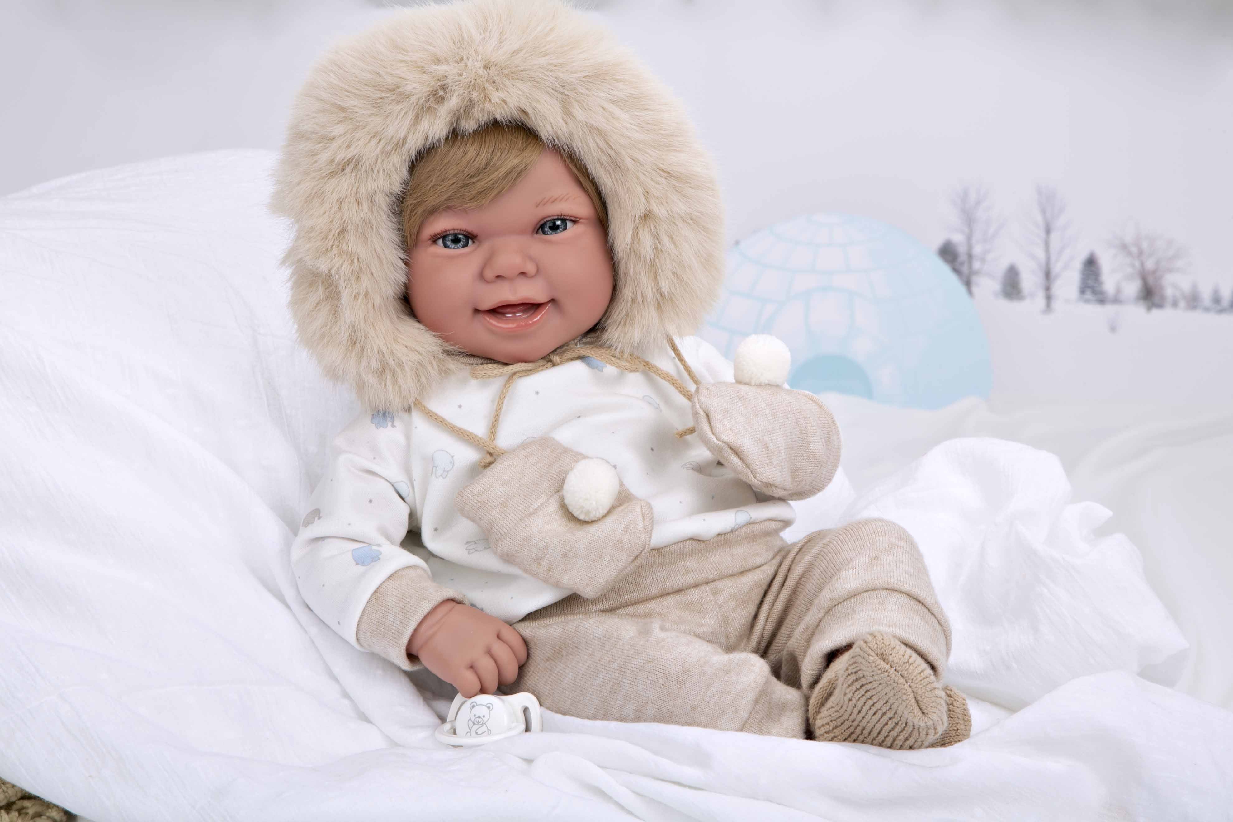 Muñeca de peso Zoe Beige presentada con todos sus accesorios de invierno en la caja oficial expositora de Arias.