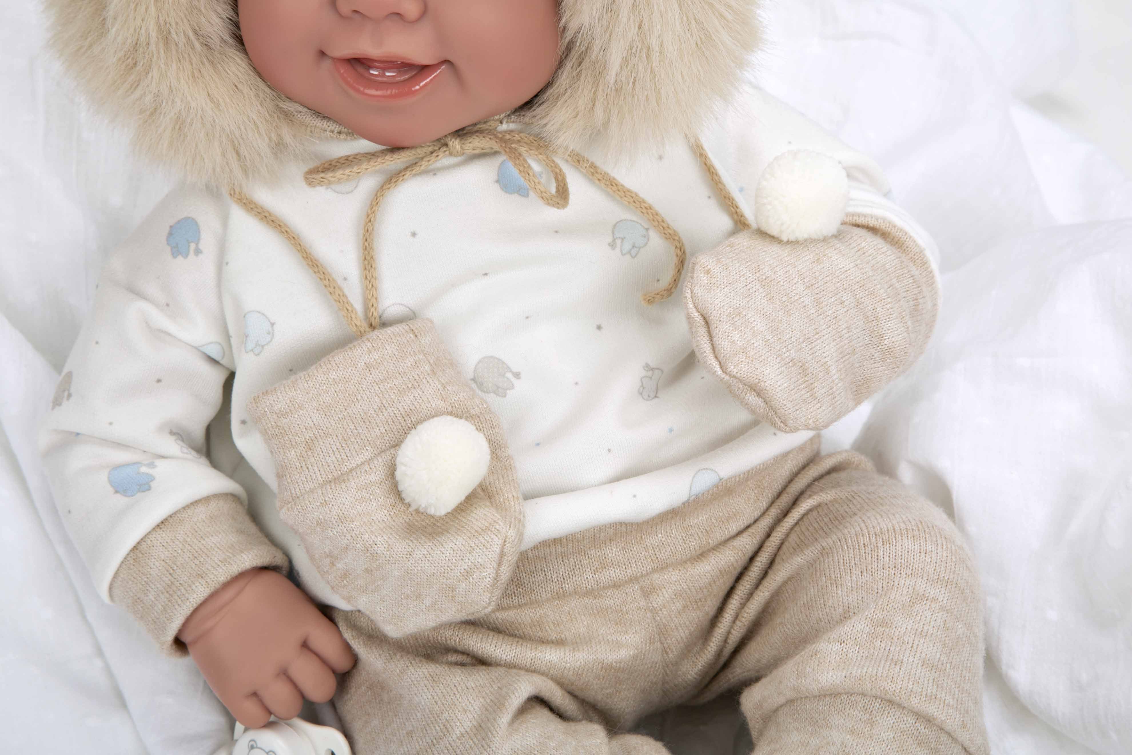 Muñeca de colección Zoe de Arias de espaldas enseñando la confección y cierres de su conjunto de invierno.
