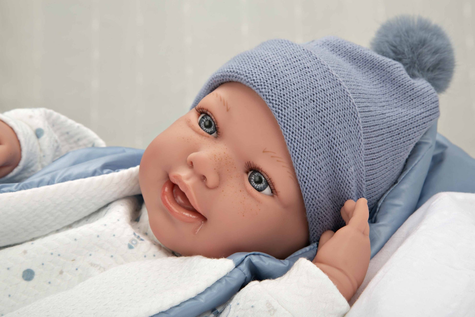 Muñeca con Peso Elegance 45 cm Adi Azul con Mochila - Arias 65377