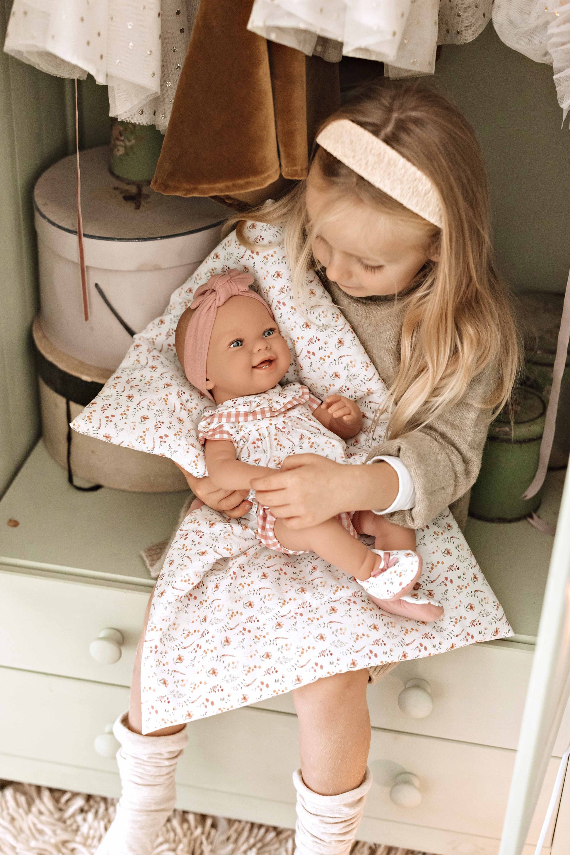 Muñeca Elegance 42 cm Zoe Rosa con Manta - Arias 65366