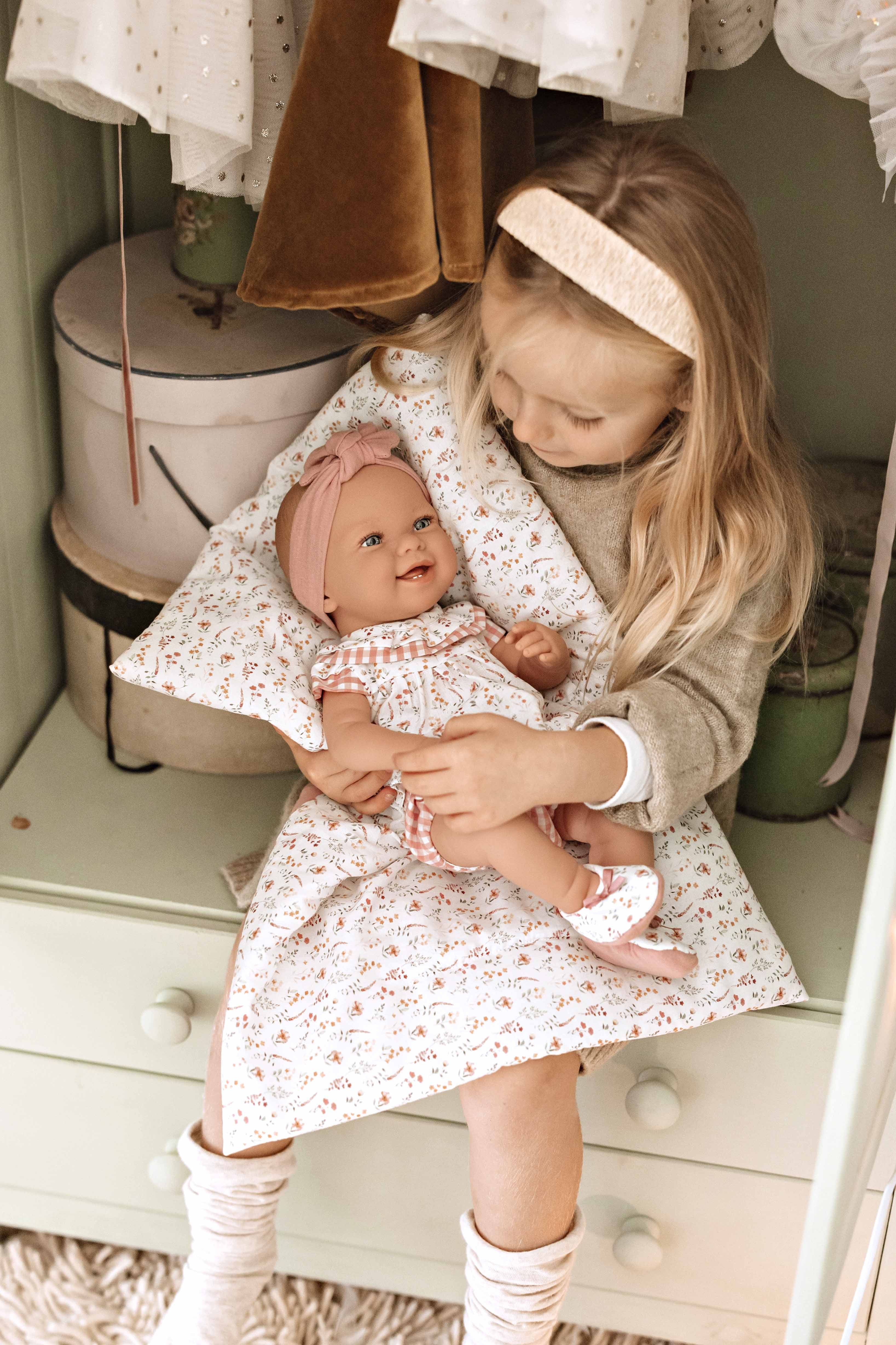 Muñeca Elegance 42 cm Zoe Rosa con Manta - Arias 65366