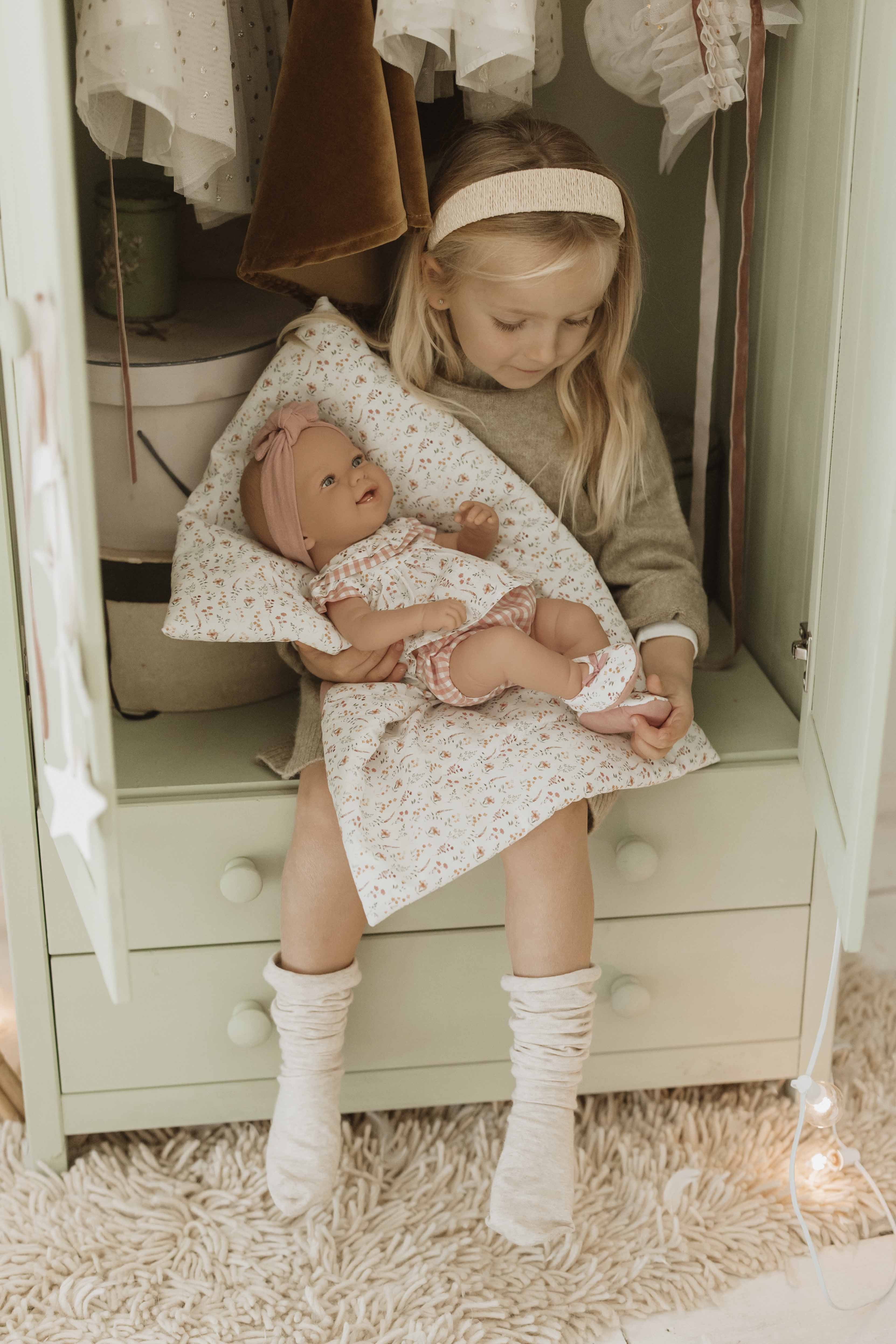 Muñeca Elegance 42 cm Zoe Rosa con Manta - Arias 65366