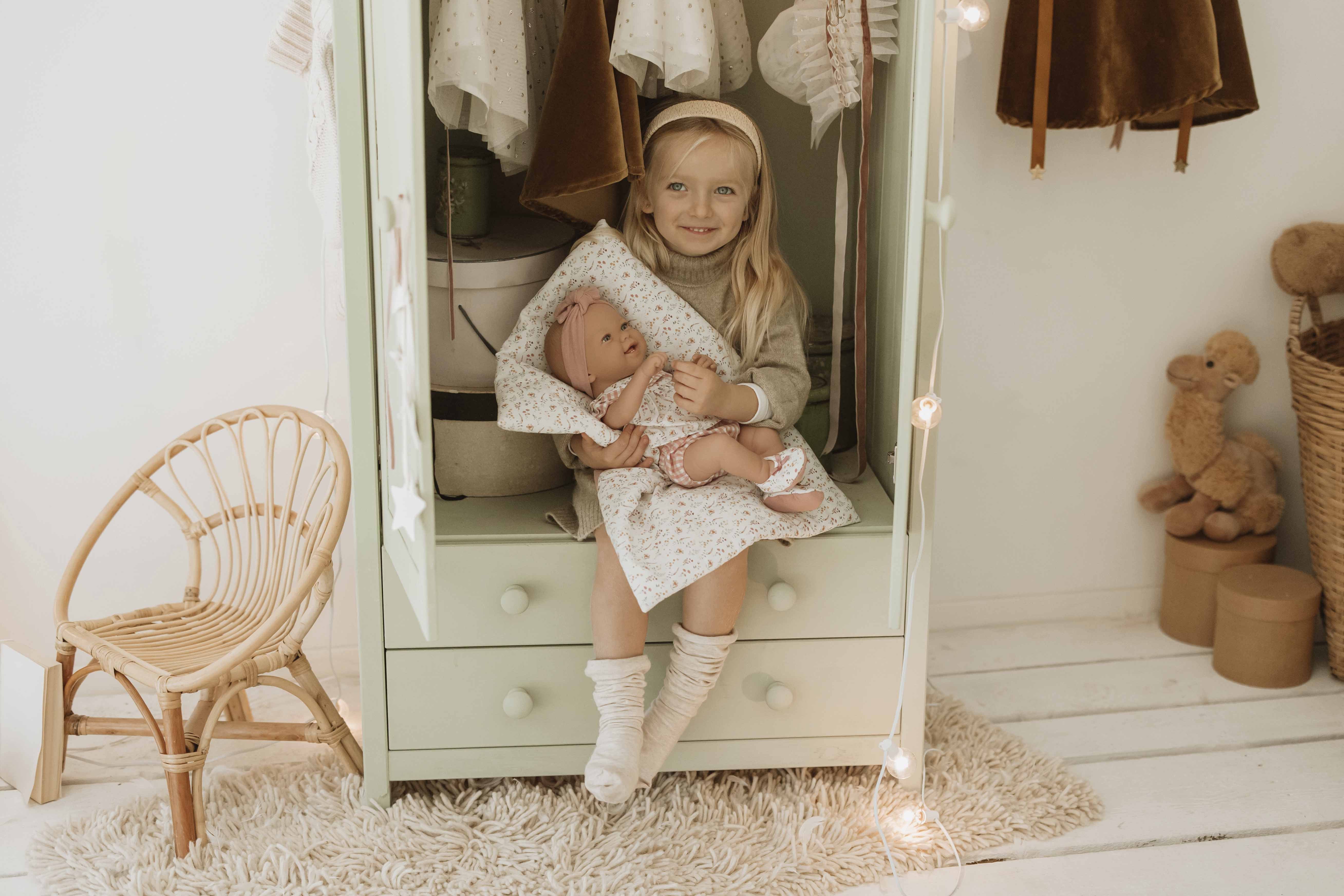 Muñeca Elegance 42 cm Zoe Rosa con Manta - Arias 65366