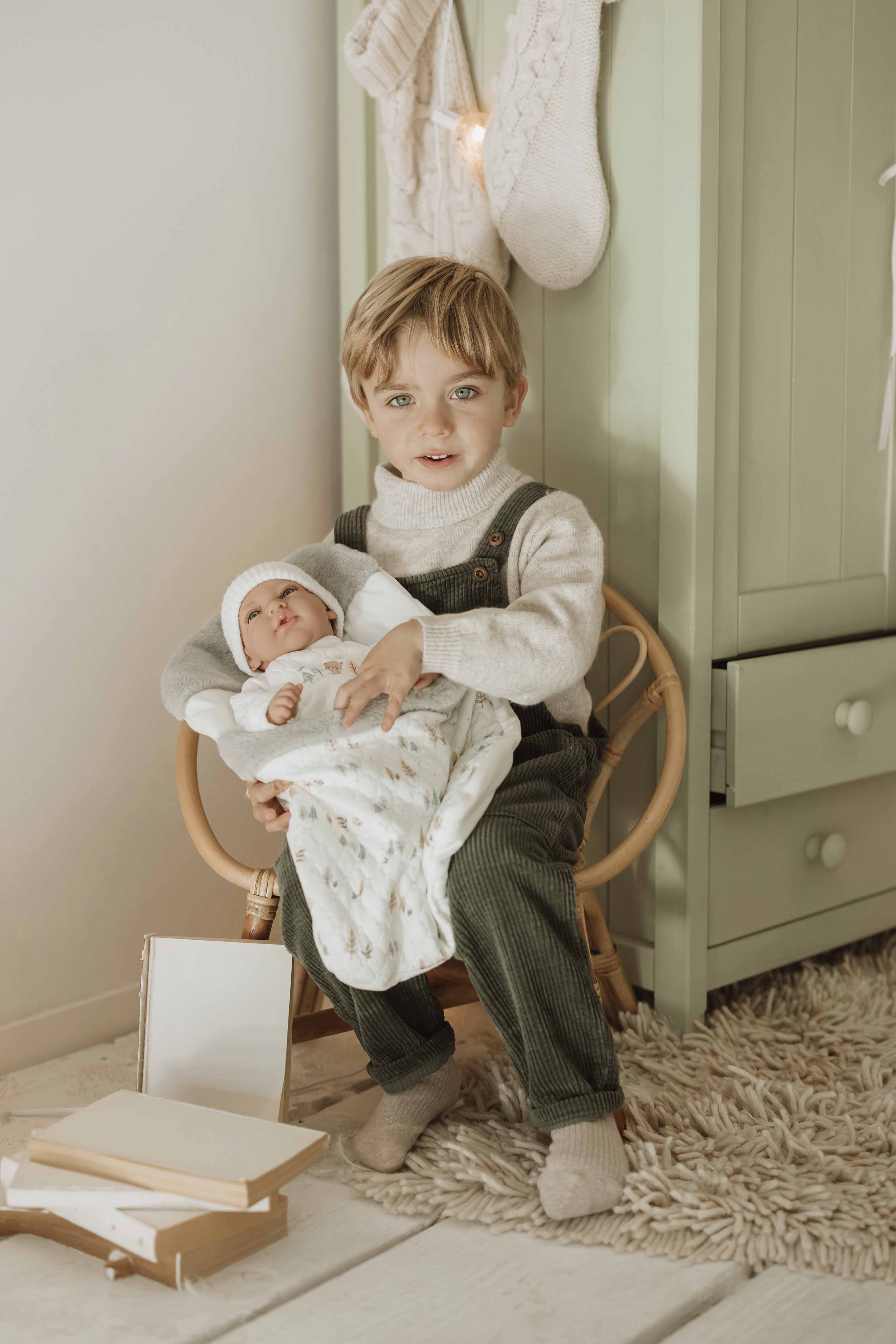 Muñeca Elegance 40 cm Andie Gris con Saquito - Muñeco de Peso - Arias 60822