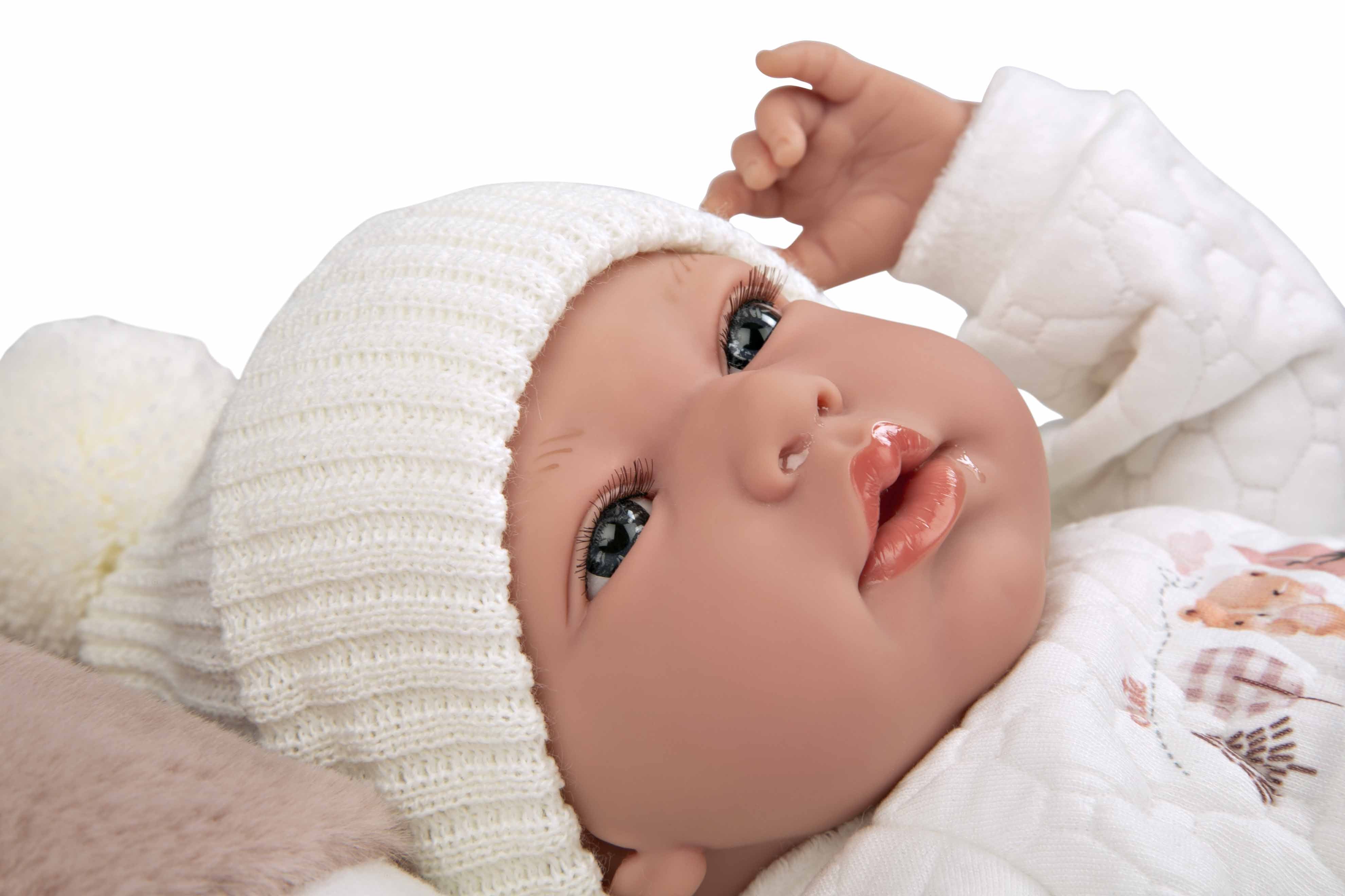 Primer plano detallado del rostro hiperrealista y las dulces facciones de la muñeca de peso Andie de Arias.