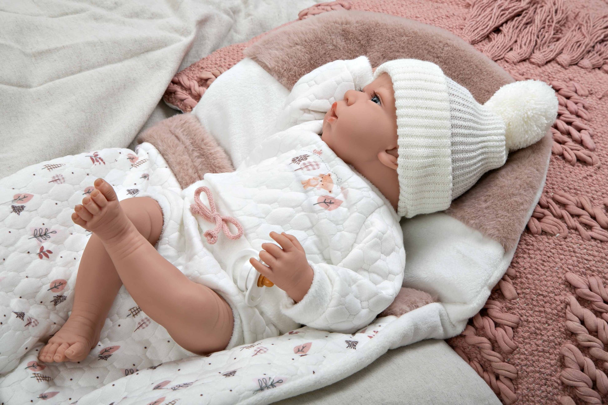 Muñeca de colección Andie de Arias de espaldas enseñando la confección y el cierre artesanal de su prenda de invierno.