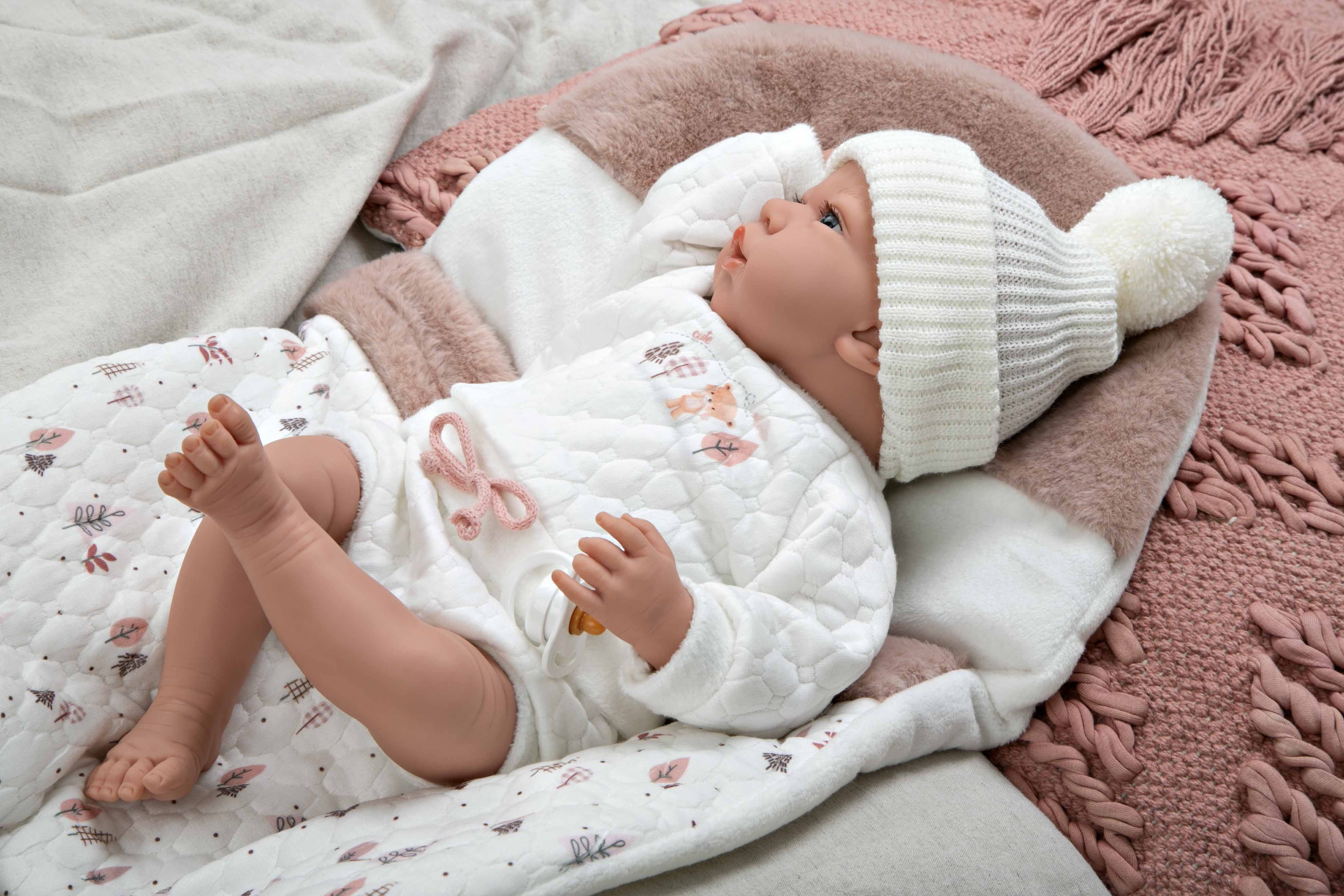 Muñeca de colección Andie de Arias de espaldas enseñando la confección y el cierre artesanal de su prenda de invierno.