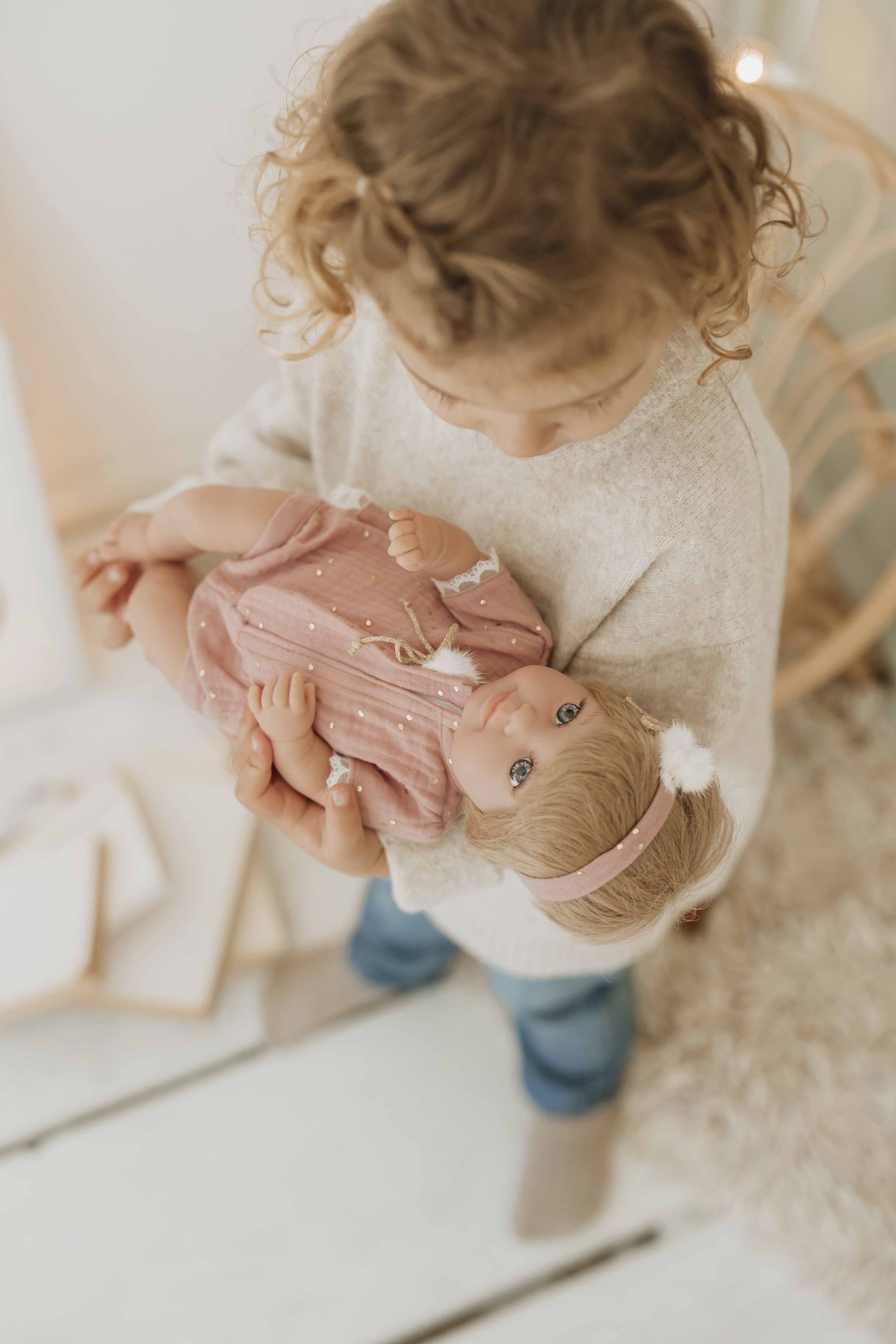 Muñeca Elegance 35 cm Sora Mariposa con Manta y con Pelo - Arias 60820