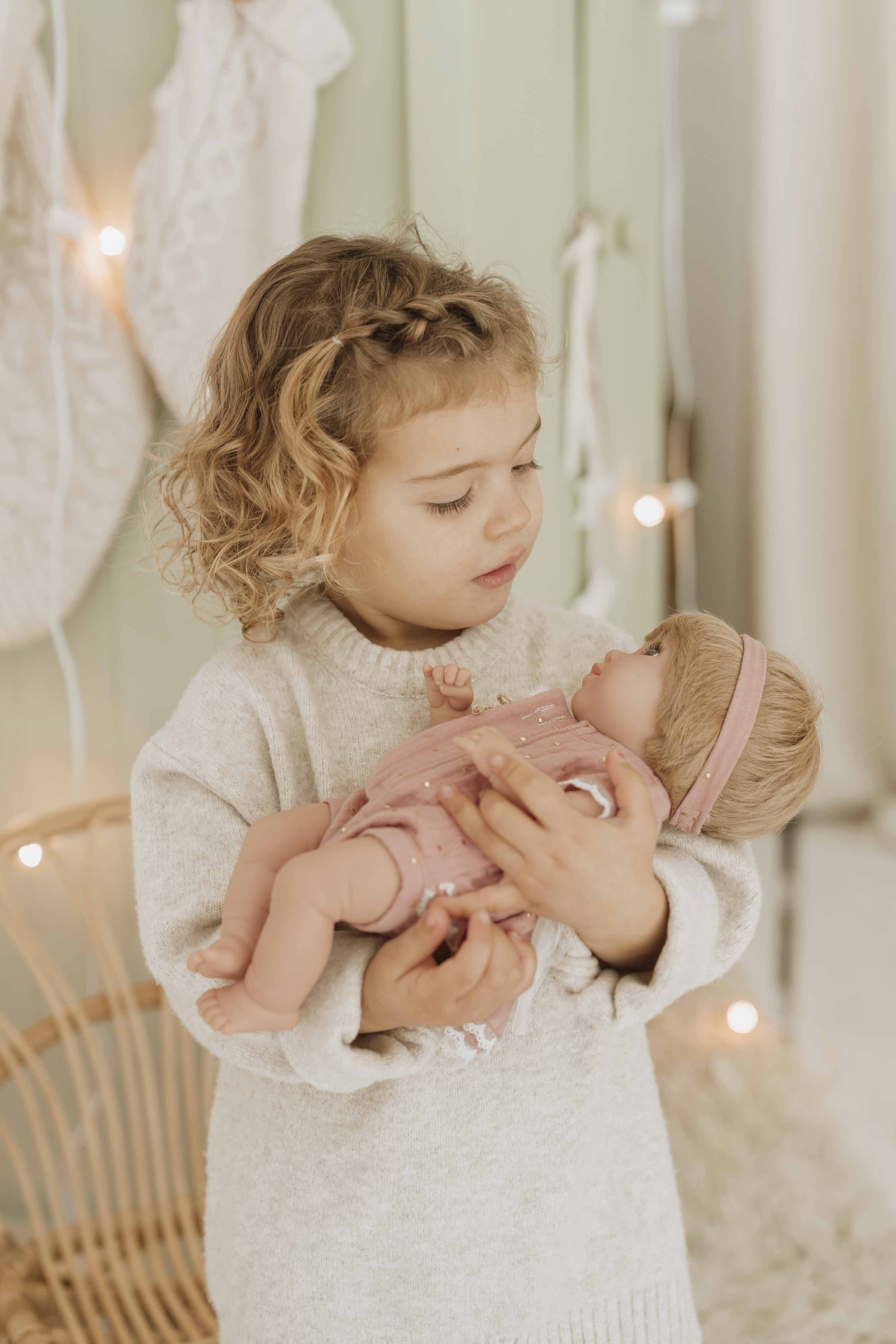 Muñeca Elegance 35 cm Sora Mariposa con Manta y con Pelo - Arias 60820