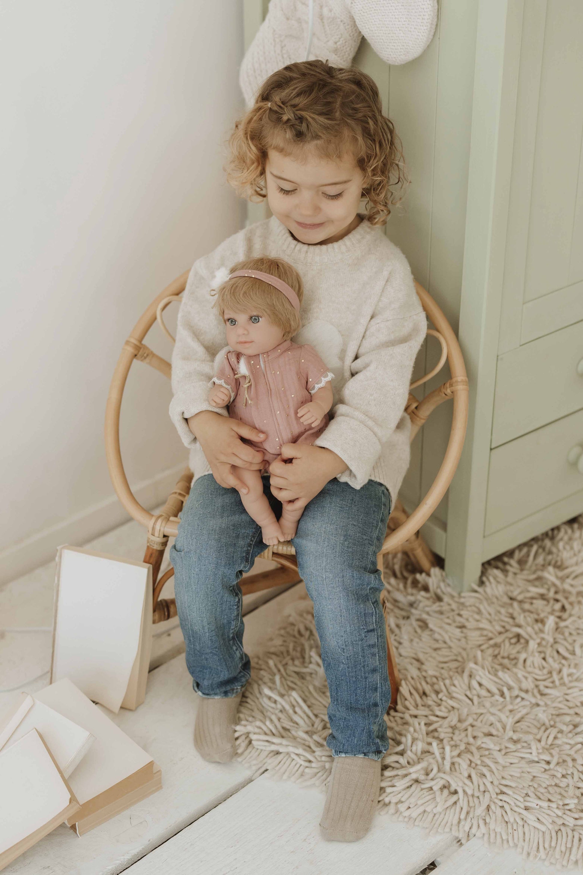 Muñeca Elegance 35 cm Sora Mariposa con Manta y con Pelo - Arias 60820