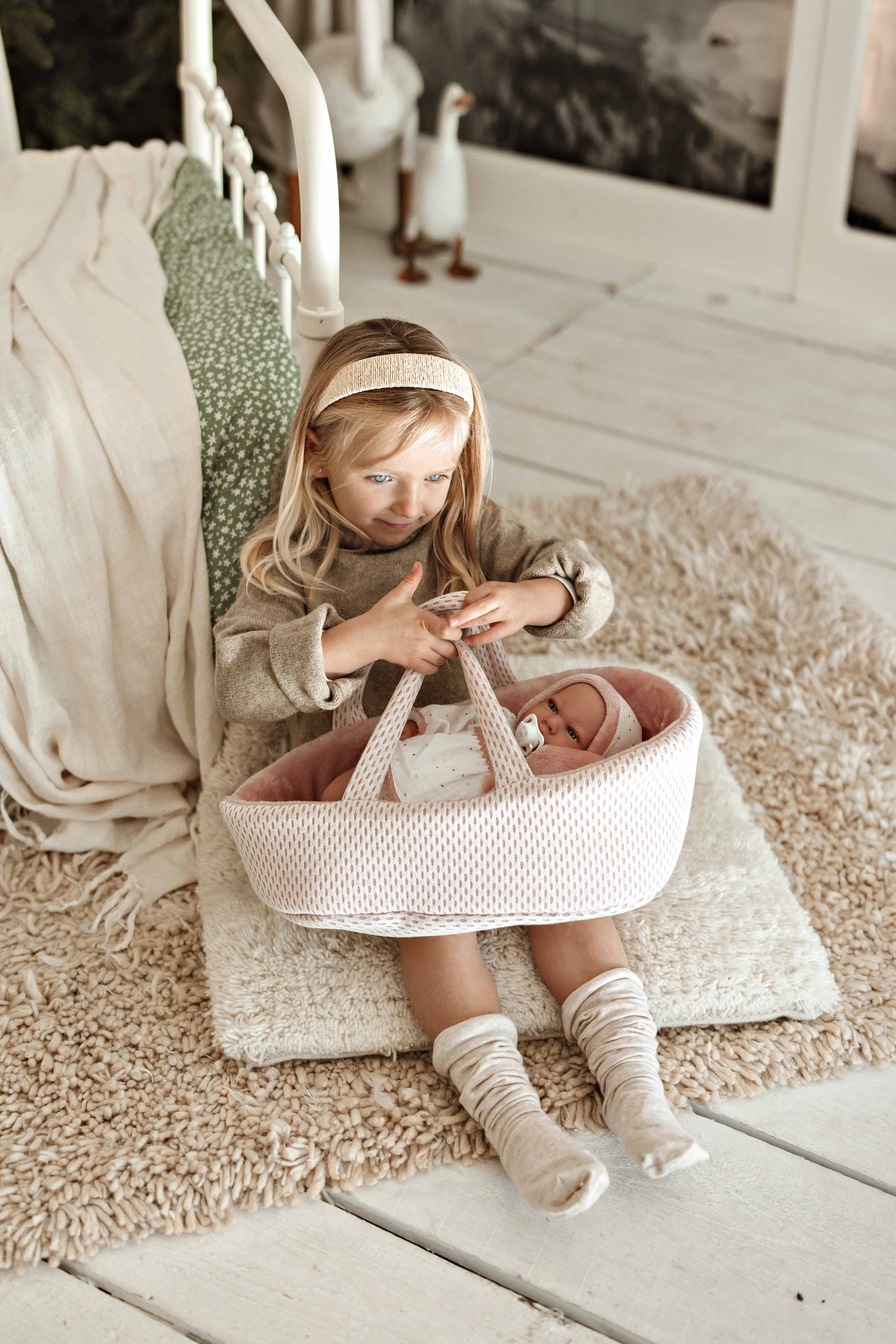 Muñeca Elegance 40 cm Andie Rosa con Capazo y Mecanismo de Lloro Try me - Arias 60812