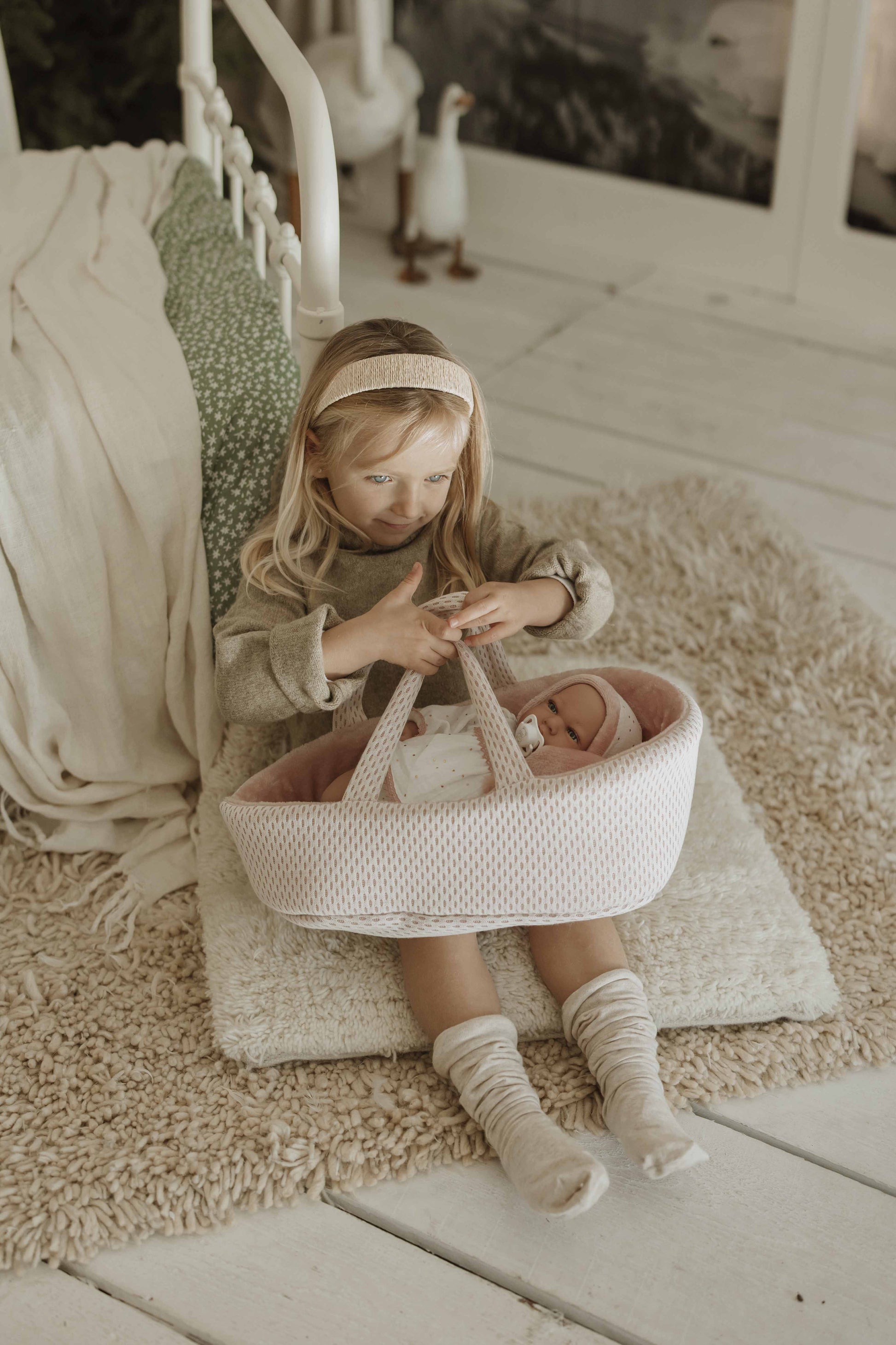 Muñeca Elegance 40 cm Andie Rosa con Capazo y Mecanismo de Lloro Try me - Arias 60812
