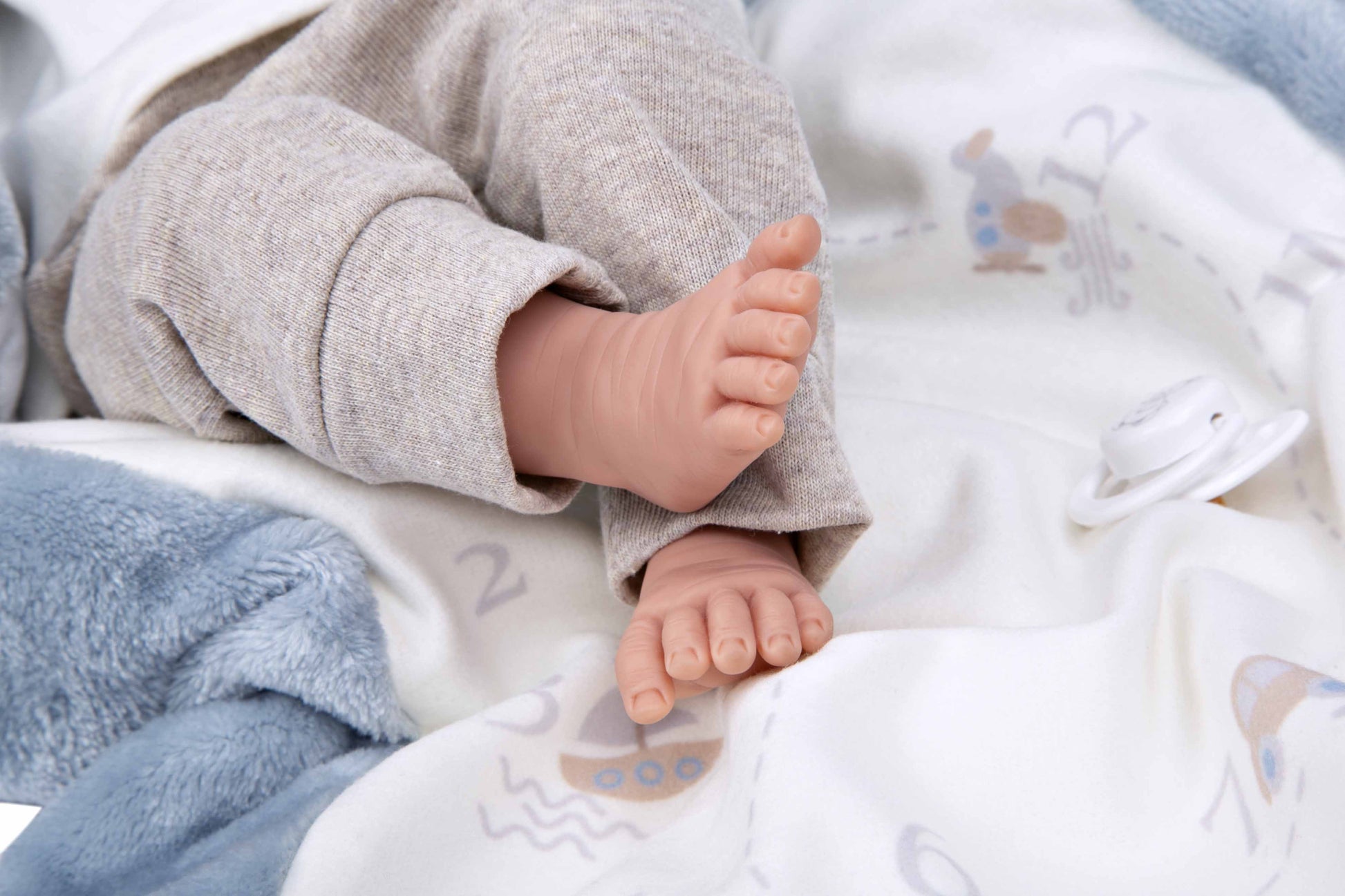 Muñeco Elegance 40 cm Colin Azul con Manta - Muñeco de Peso - Arias 60810