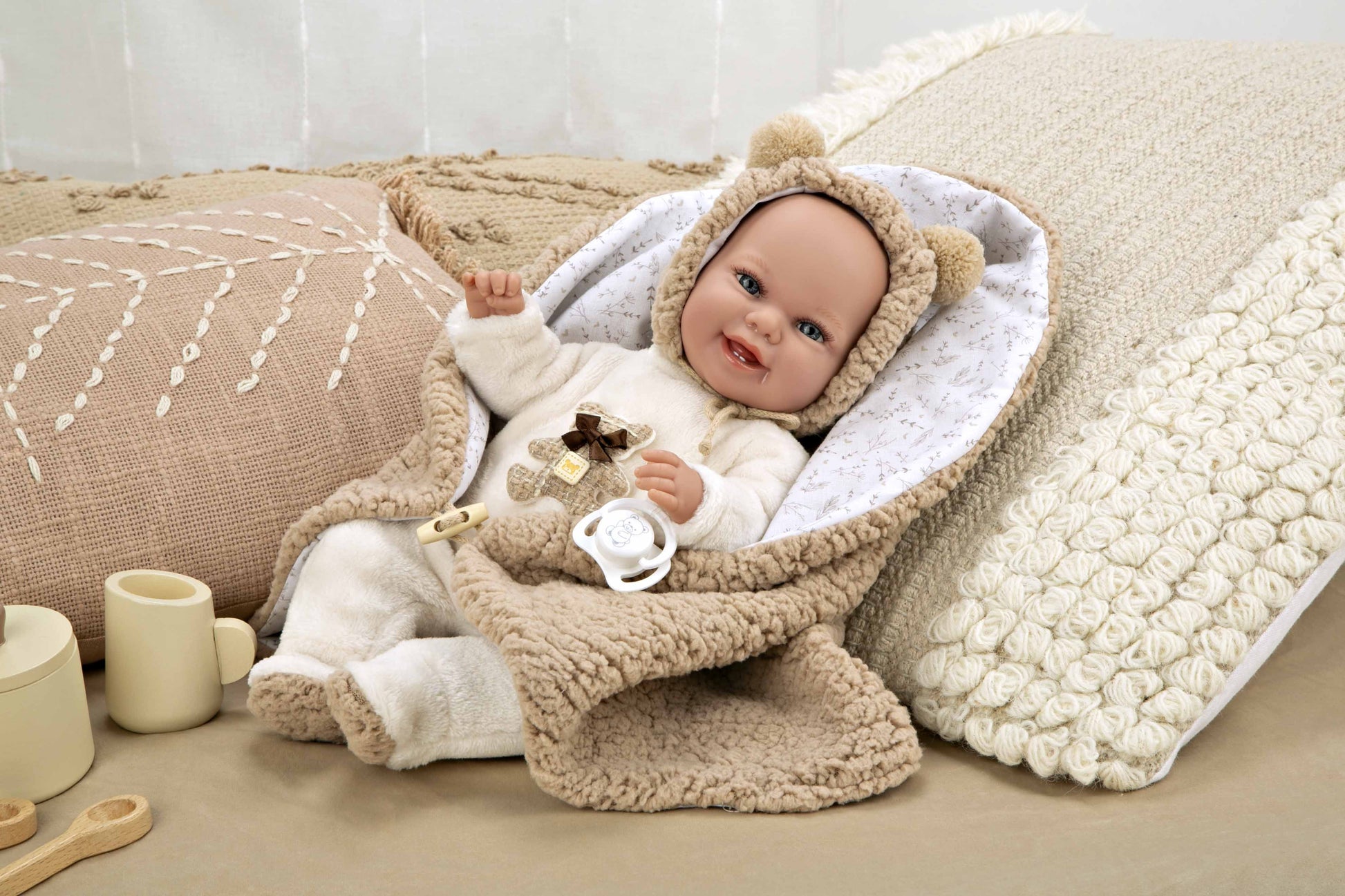 Muñeca Elegance 35 cm Babyto Marron con Manta - Muñeco de Peso - Arias 60828