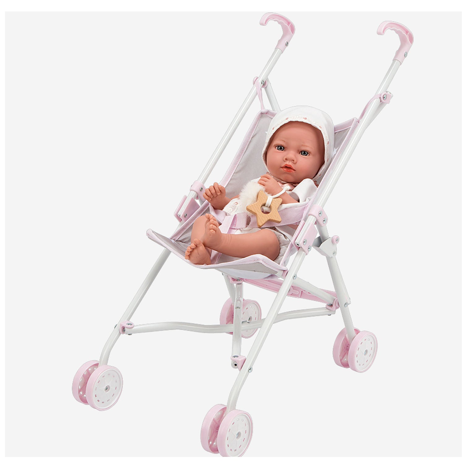 Silla de paseo Emma Arias con muñeca bebé sentada, conjunto blanco y gorro, ruedas rosas