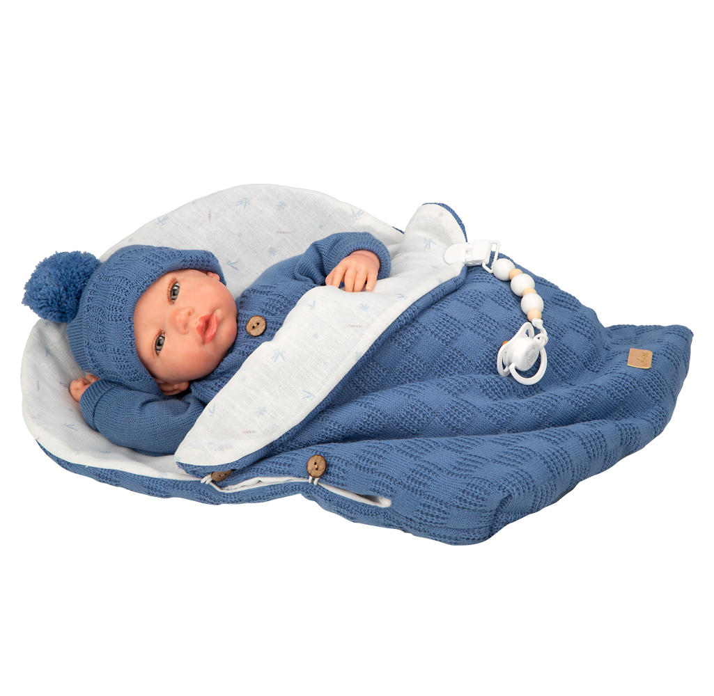Bebé Reborn Alberto Arias dentro del saco de dormir azul con estampado a juego