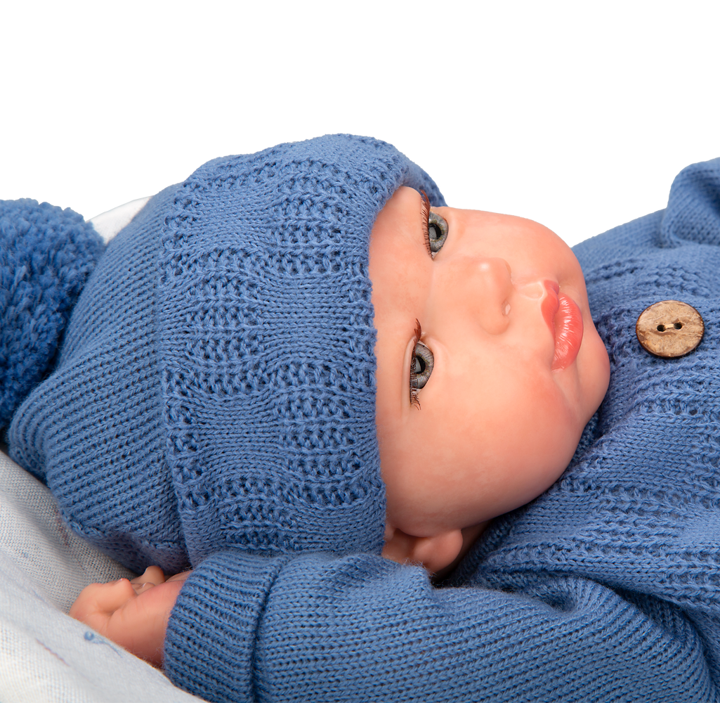Primer plano cara Bebé Reborn Alberto Arias con gorro azul y detalles realistas de recién nacido