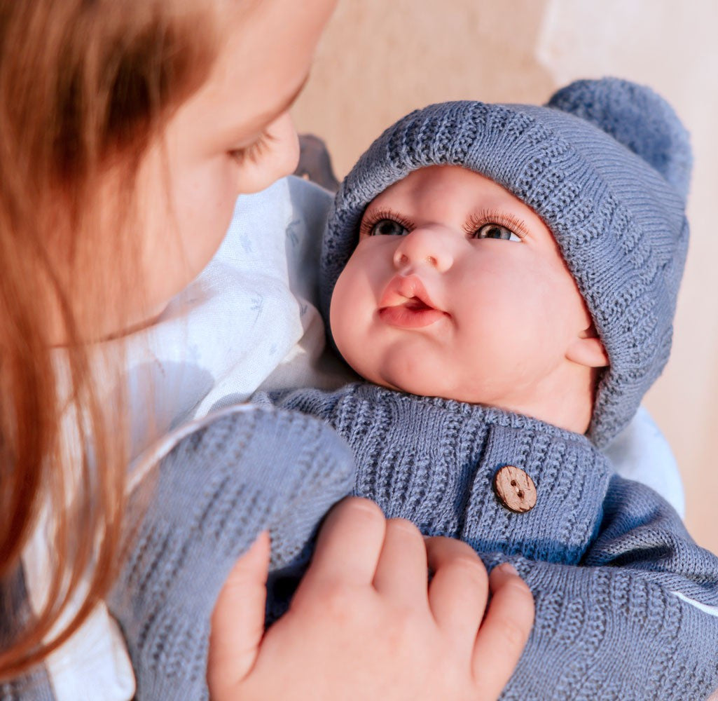 Detalle ropita de lana azul y saco de dormir del Bebé Reborn Alberto de Muñecas Arias