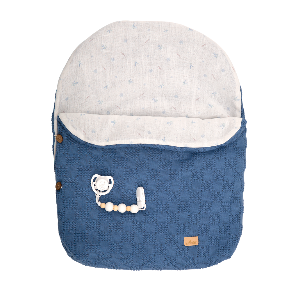 Saco de dormir azul incluido con el Bebé Reborn Alberto 40 cm de Muñecas Arias