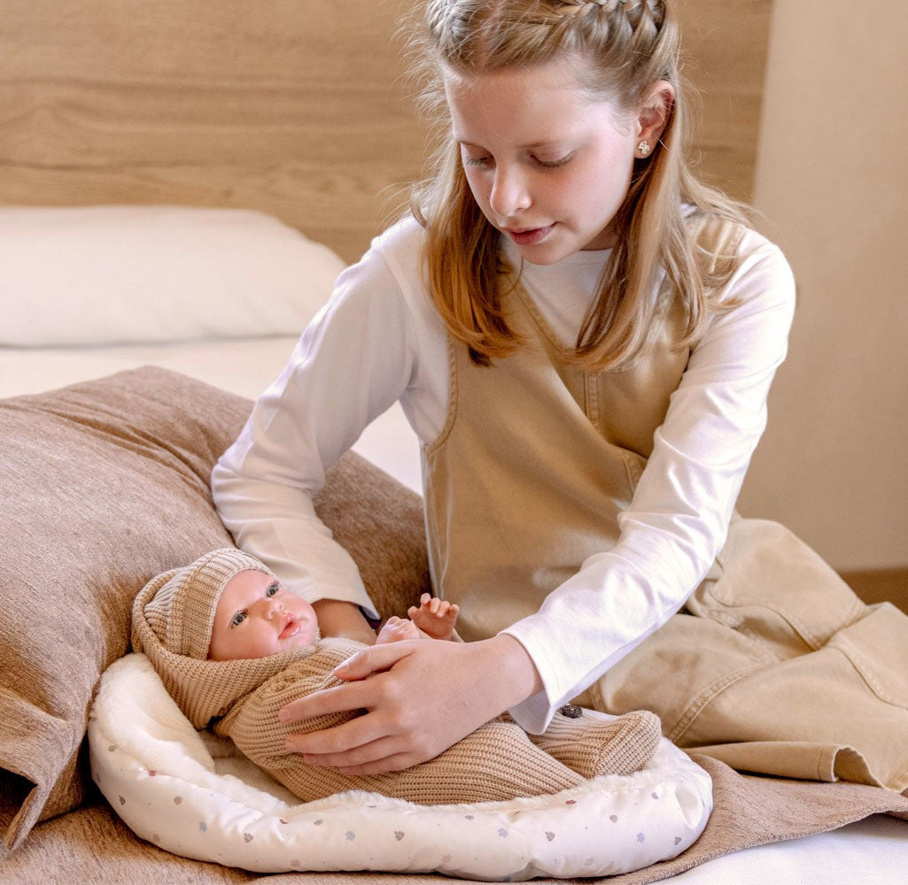 Muñeca Bebe Reborn Arias 40 cm - Olona Beige con Saco de Dormir - Arias 98182