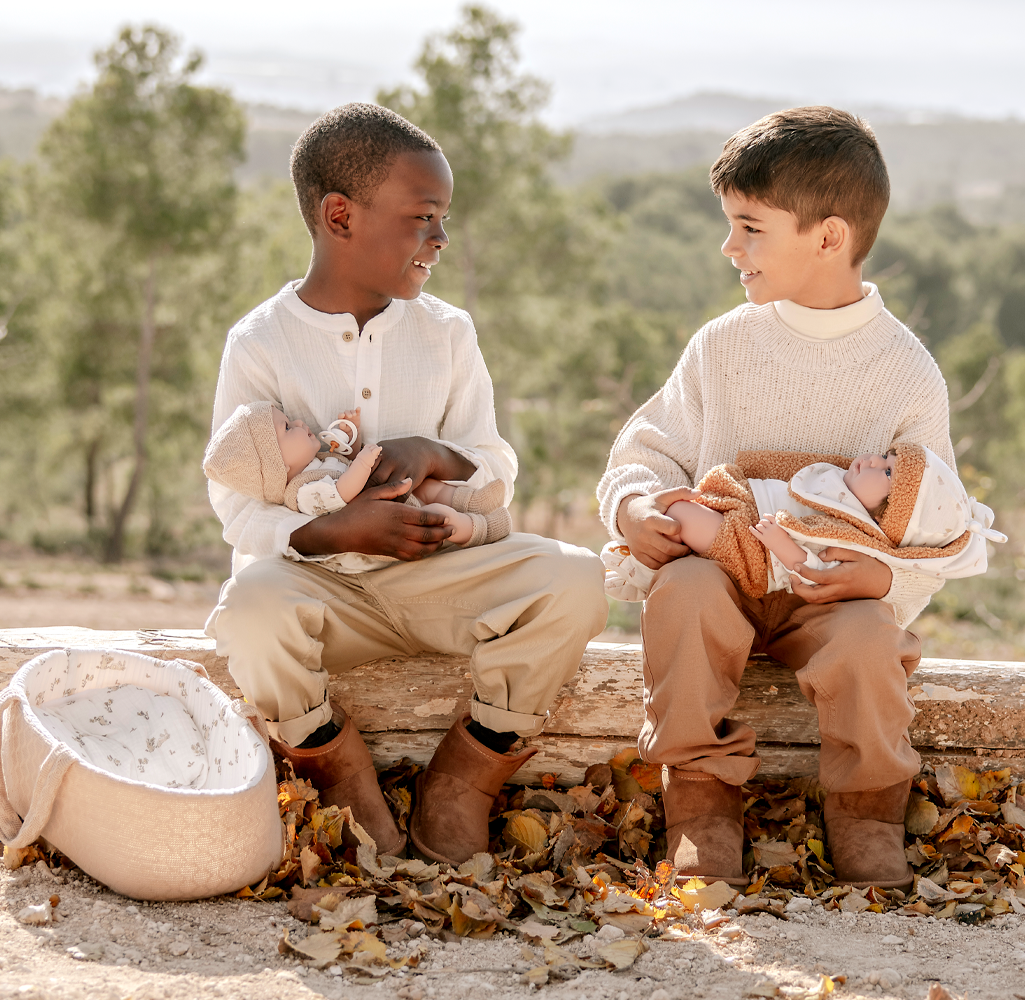 Muñeca Elegance 33 cm Babyto Marrón con Capazo - Arias 60892