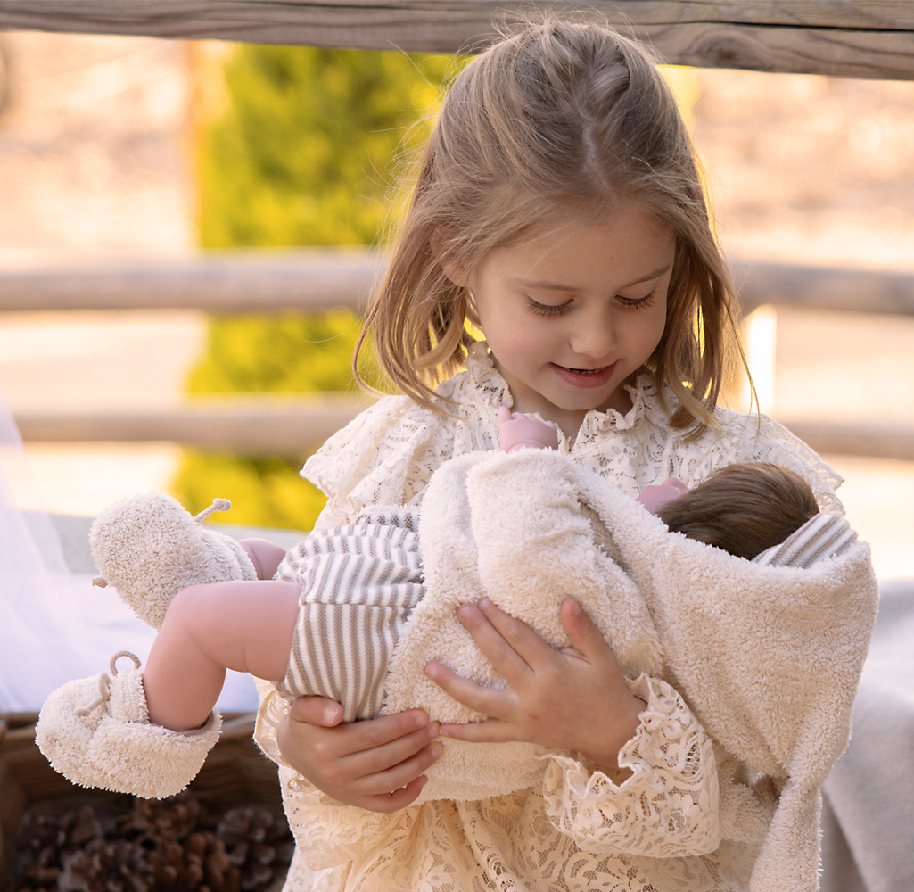 Muñeca de Peso Elegance 45 cm Zoe Beige con Bufanda y con Pelo - Arias 65392