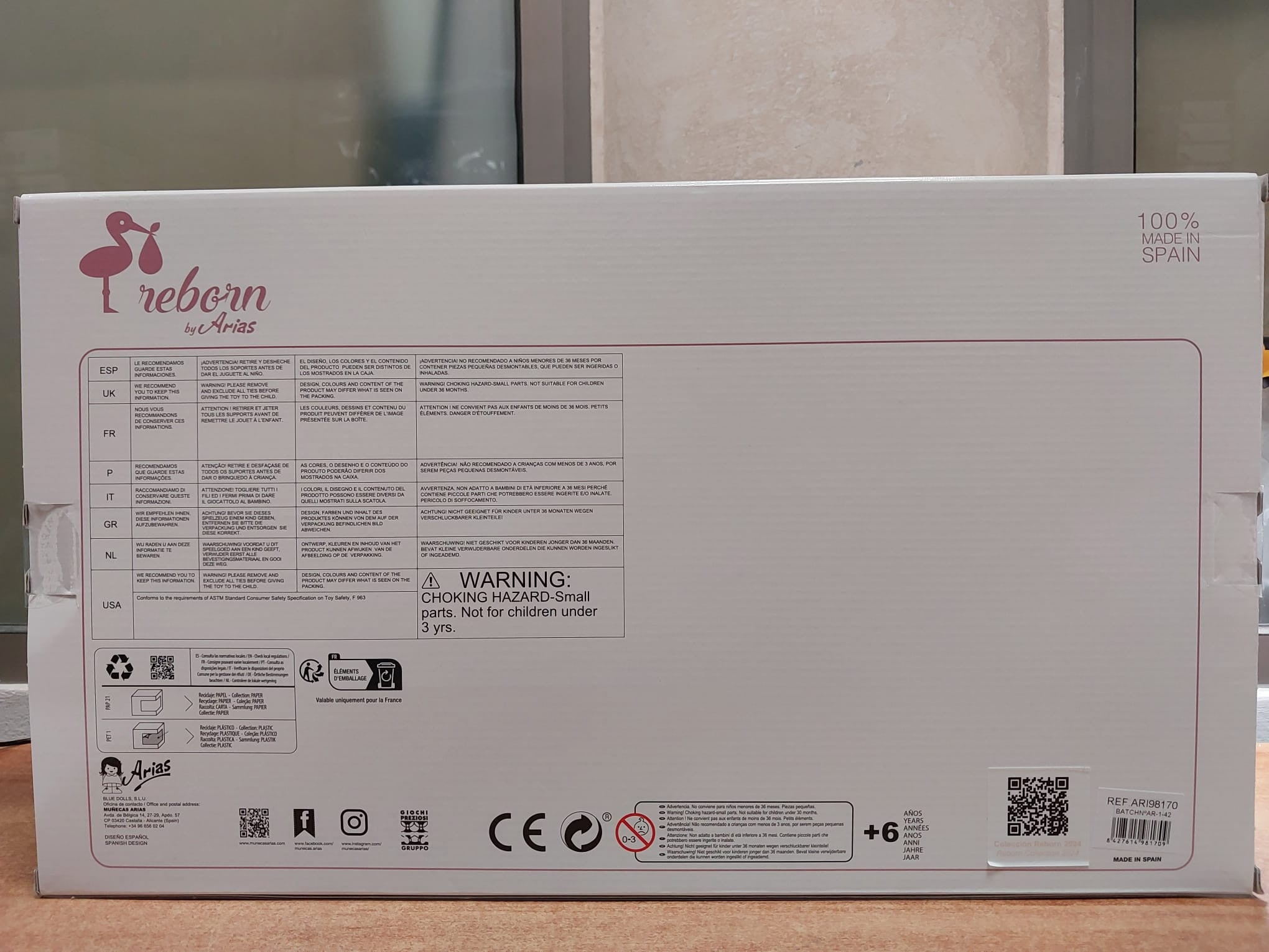 Embalaje oficial de la línea de bebés Reborn de Arias mostrando el diseño de la caja de presentación para regalo infantil.