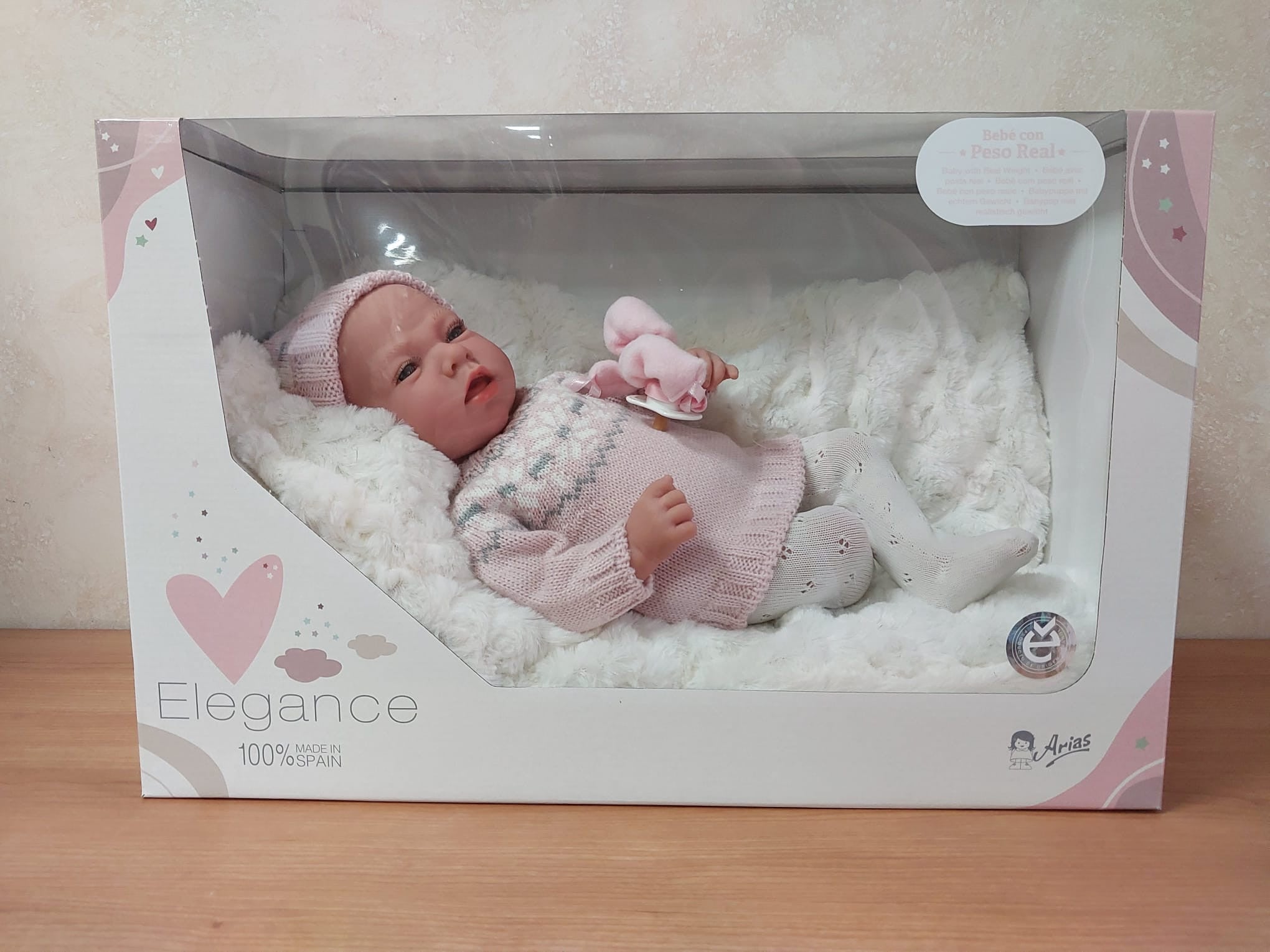 Muñeca Elegance Dafne Arias 60592 con peso real en su caja de presentacion lista para regalar