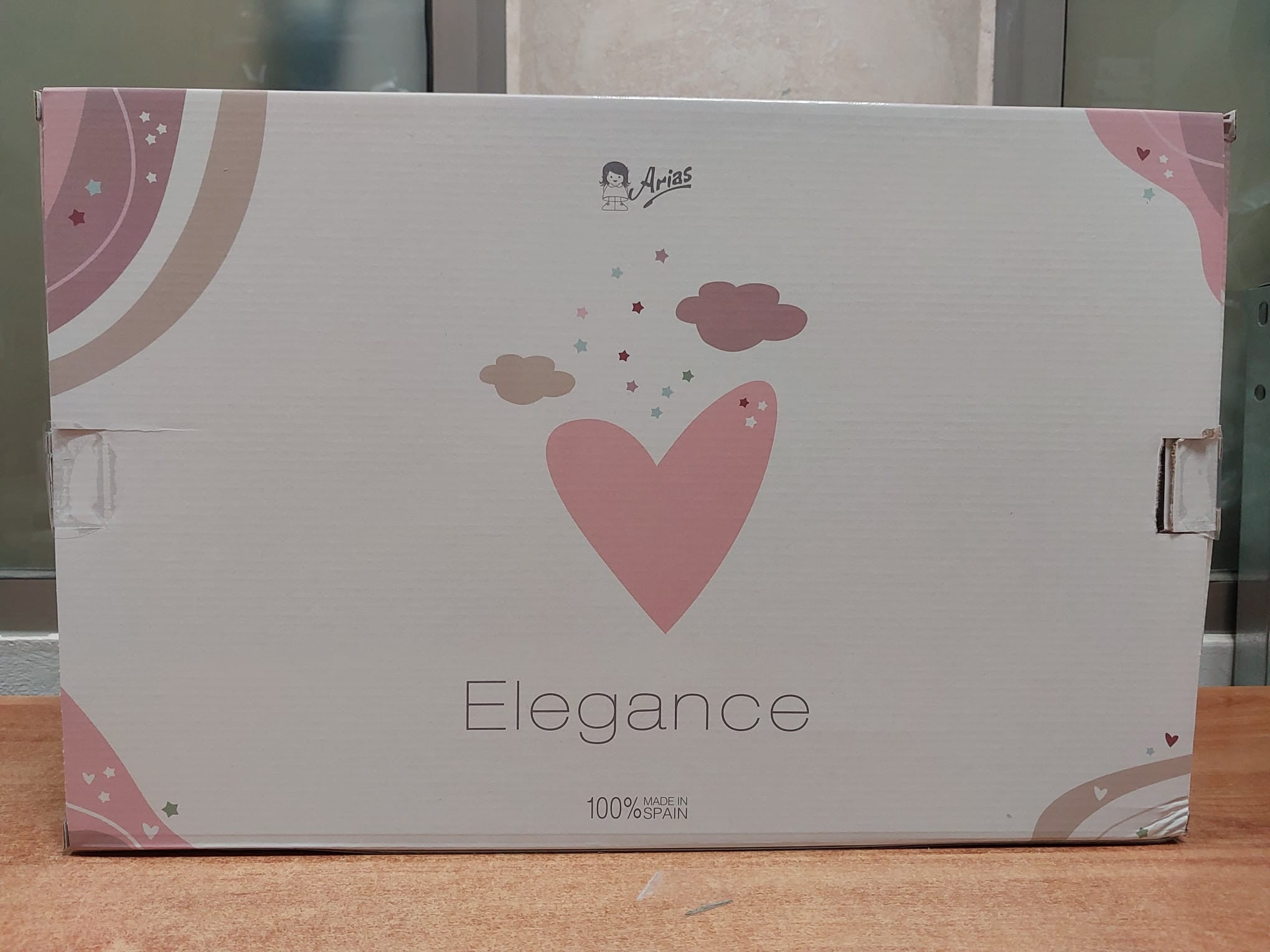 Muñeca Arias Elegance Andie de 40cm con mecanismo de lloro, aroma a vainilla y capazo rosa incluido. ¡Un bebé realista que interactúa! Envío 24/48h en Educar Jugando.