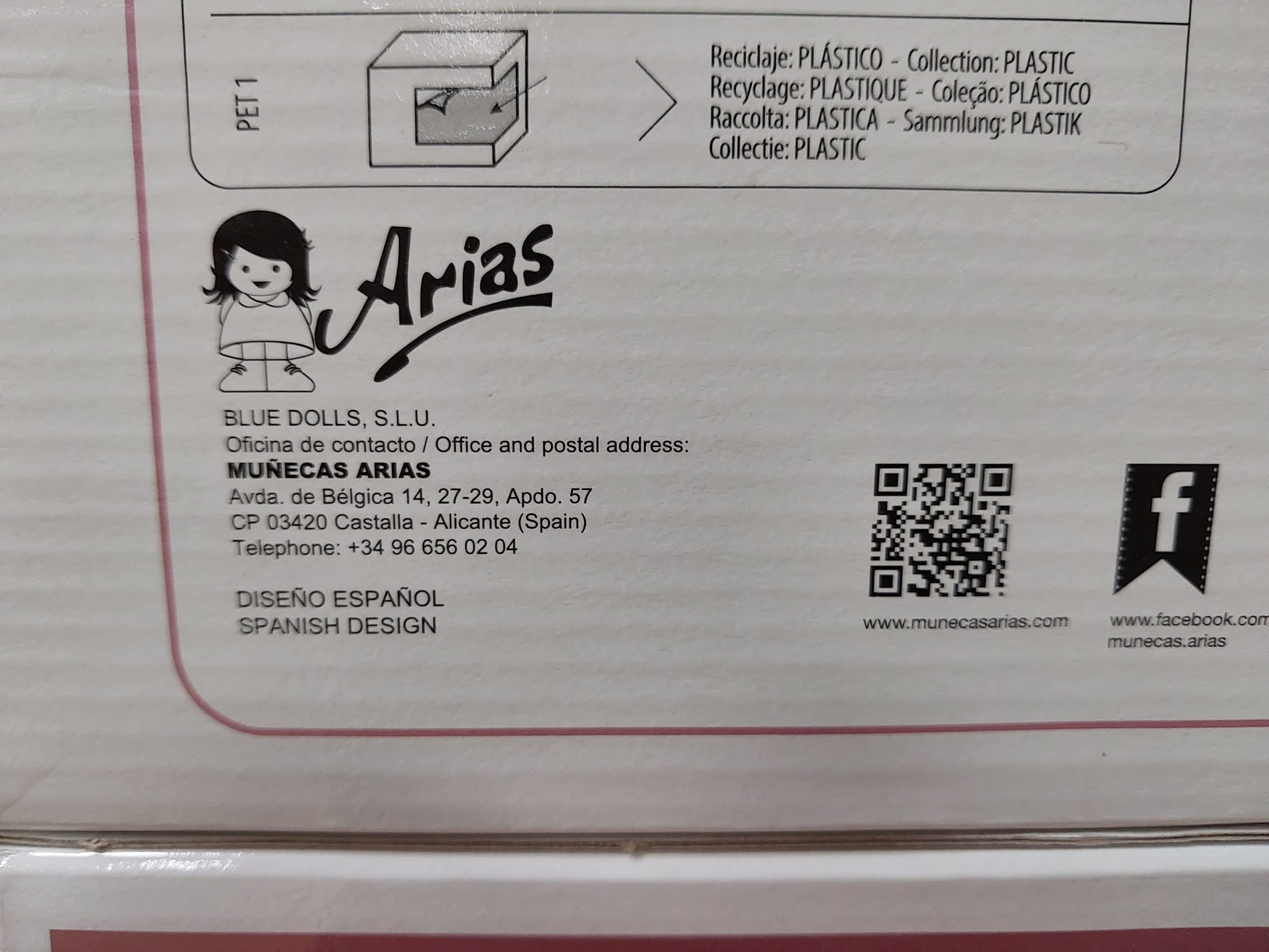 Código de barras oficial y especificaciones de reciclaje en la base trasera de la caja del juguete de Arias.