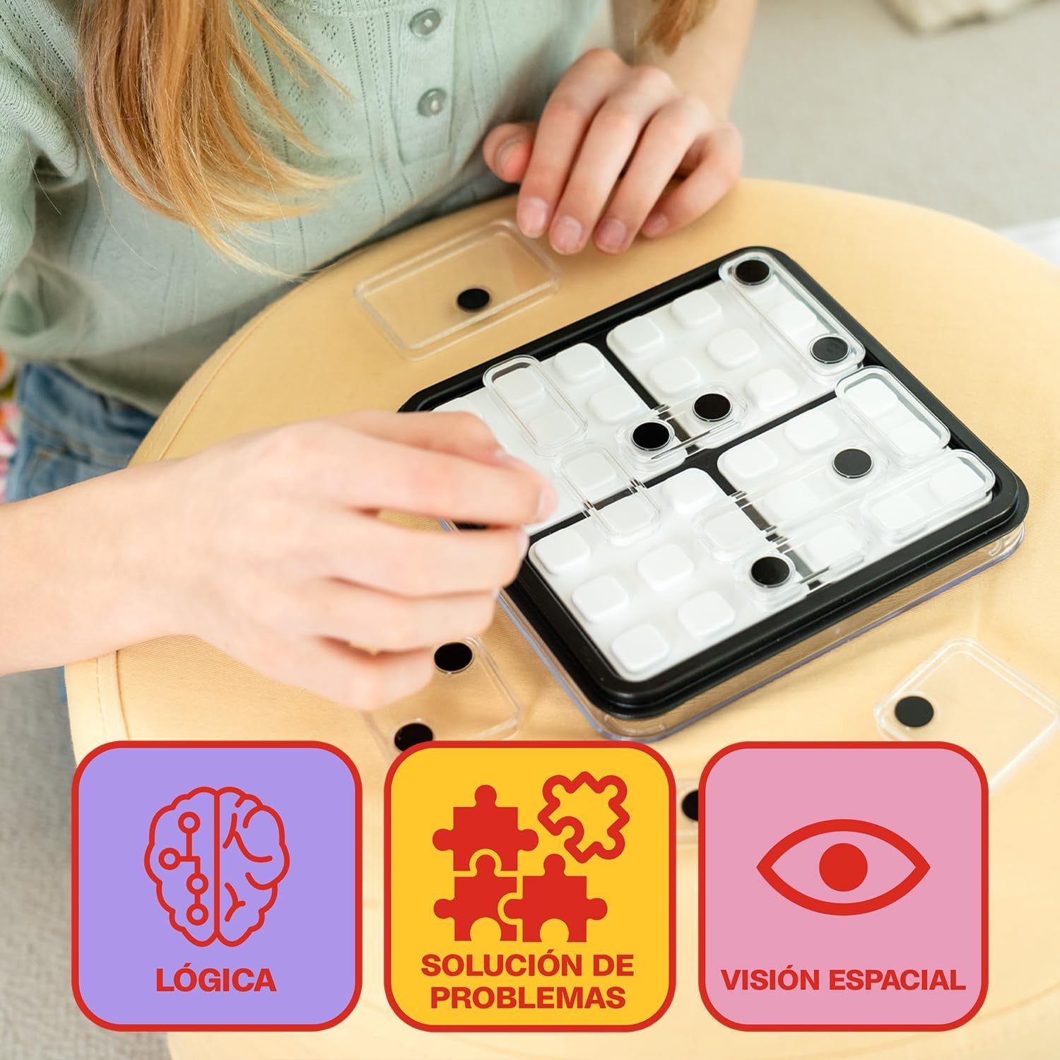 Niño jugando con De Dados Ludilo LUSG453ES colocando piezas sobre el tablero de lógica