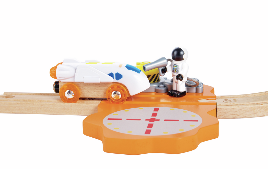 Hape E3876 – Niño jugando con el set de aventuras espaciales STEM +3 años