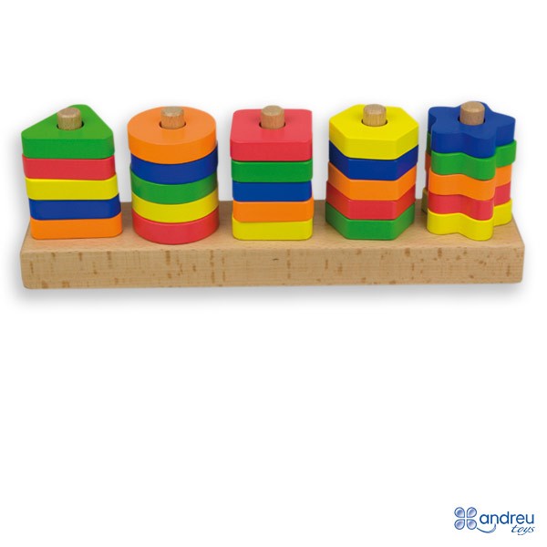 Nino ensartando las formas geometricas de madera Andreu Toys 16293 desarrollando motricidad fina y logica