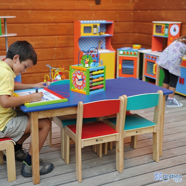 Nino jugando con el dado de 5 actividades mediano Andreu Toys 16334 desarrollando motricidad fina y logica