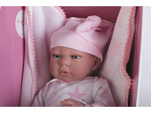 Primer plano del rostro de la muñeca reborn Arias Gala 40 cm con rasgos realistas y pelo castaño