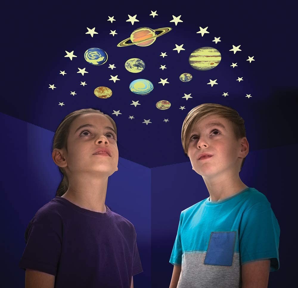 ESTRELLAS Y PLANETAS BRILLAN EN OSCURIDAD -Brainstorm Toys
