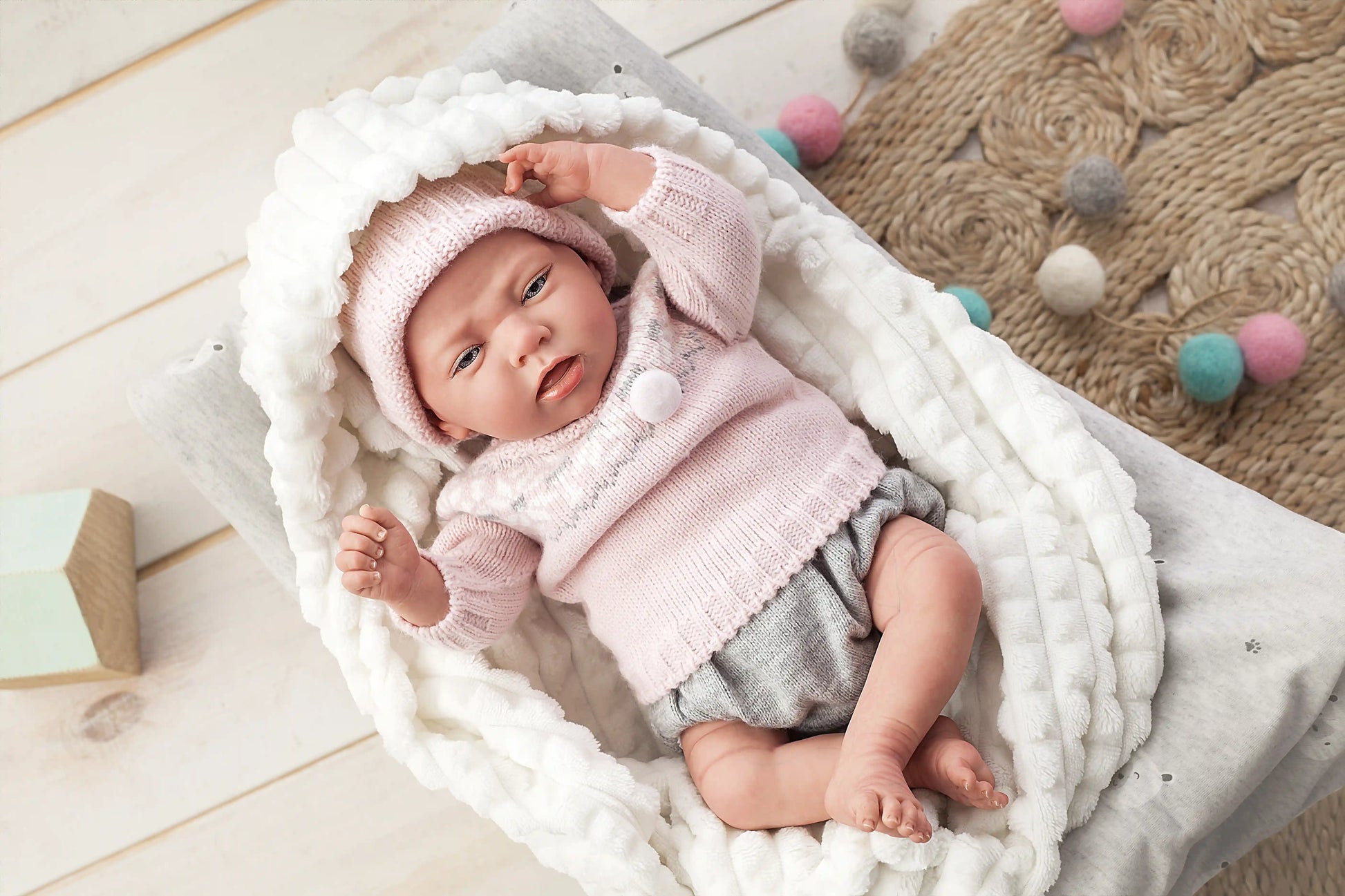 Muñeca reborn Arias 40 cm Nieves con mantita de punto y peluche incluidos, bebe de silicona con pelo rubio