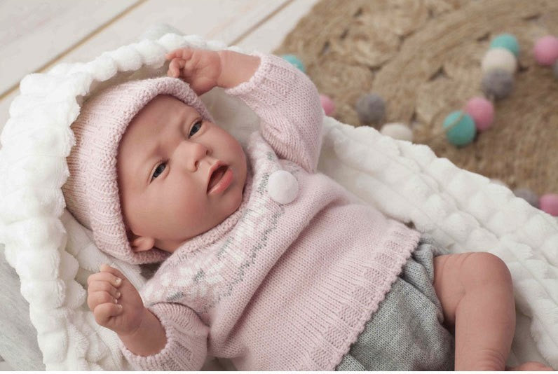 Muñeca reborn Arias 40 cm Nieves con mantita de punto y peluche incluidos, bebe de silicona con pelo rubio