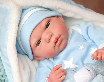 Muñeco Reborn Carlos 40 cm Arias con pelele azul estrellas, manta, peluche y certificado de autenticidad