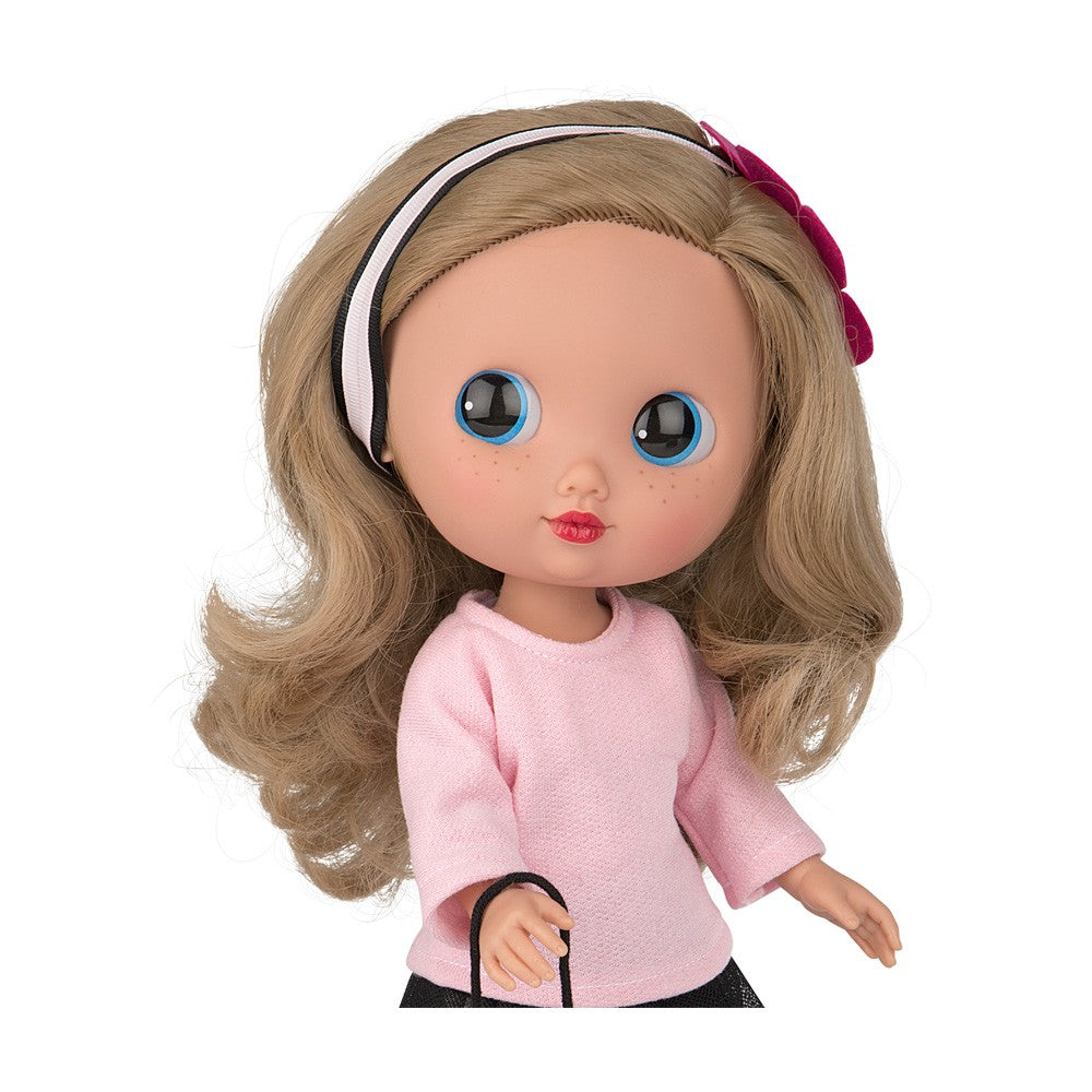Muñeca Elegance Dunya 38 cm Arias 60298 con diadema de flor rosa, vestido de volantes y pelo largo castaño