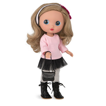 Muñeca Elegance Dunya 38 cm Arias 60298 con diadema de flor rosa, vestido de volantes y pelo largo castaño