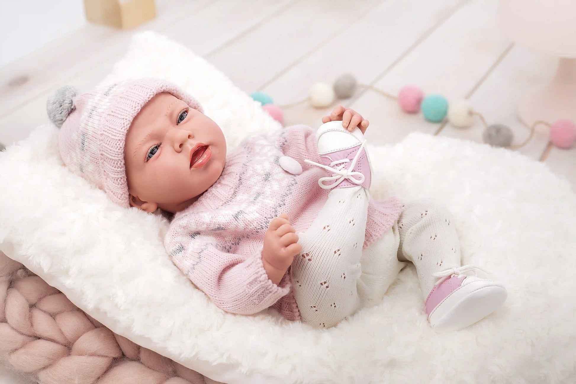 Primer plano del rostro de la muñeca Elegance Dafne 40 cm Arias 60592 con rasgos de bebe realista y pelo castaño