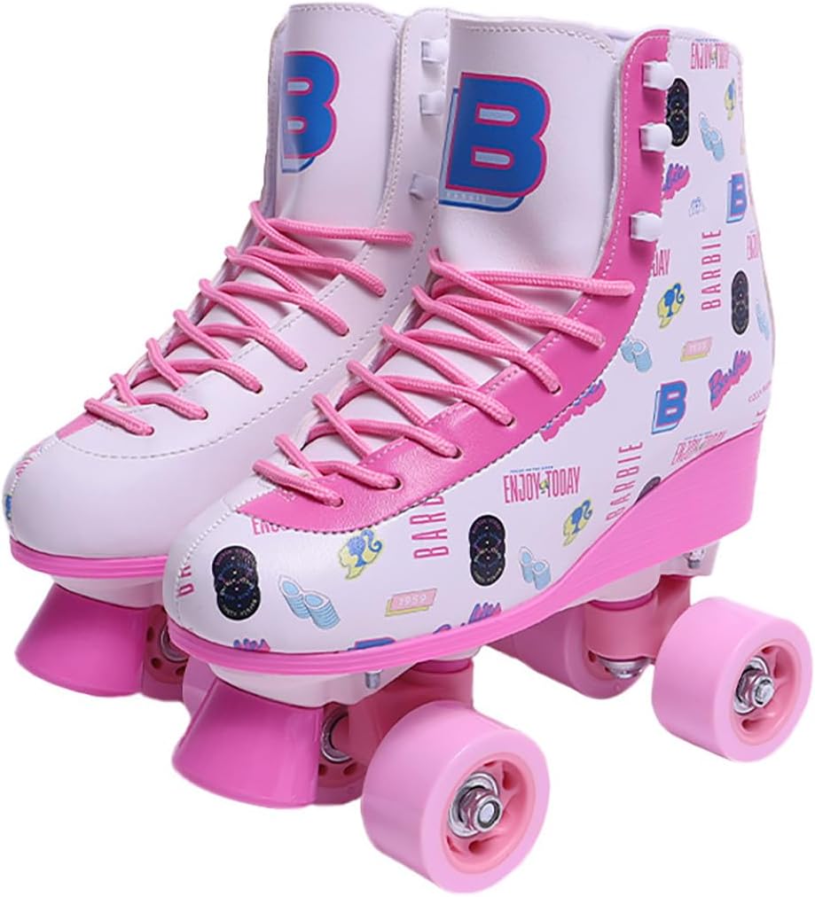Patines Barbie Enjoy Today talla 36-37 vistos en perspectiva frontal, con botas rosas, ruedas y detalles de Barbie.