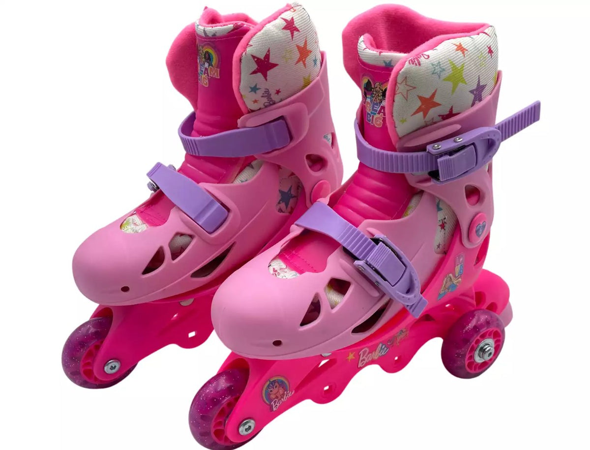 Patines Barbie rosas ajustables talla 30-33 vistos de frente, con ruedas en línea y accesorios de protección